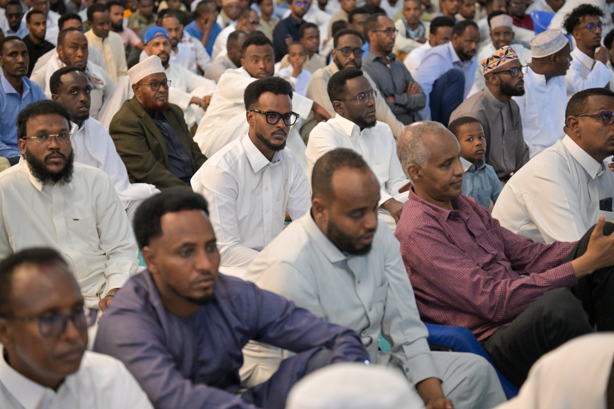 Cheikh Mohammed Al-Issa , Secrétaire général, prononce le sermon depuis la chaire de la Grande Mosquée de Mogadiscio