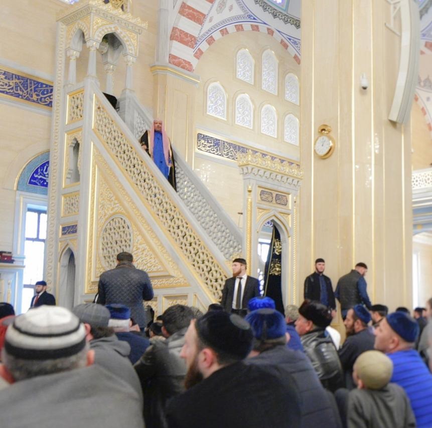 D. Alissa durant le sermon à la grande mosquée de Grozny