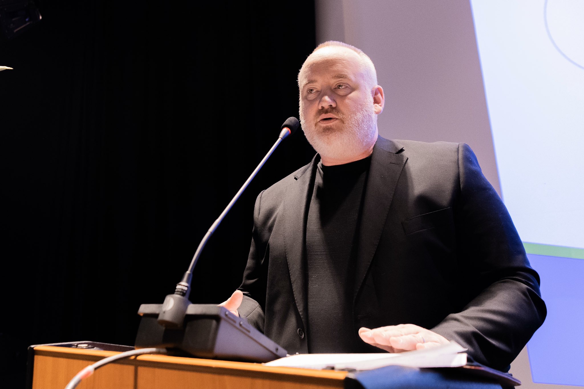 La Ligue Islamique Mondiale a organisé divers colloques en Scandinavie dont le premier à Copenhague «L’identité nationale et la sécurité idéologique» avec la participation d’acteurs religieux politiques médiatiques et diplomatiques au Danemark.