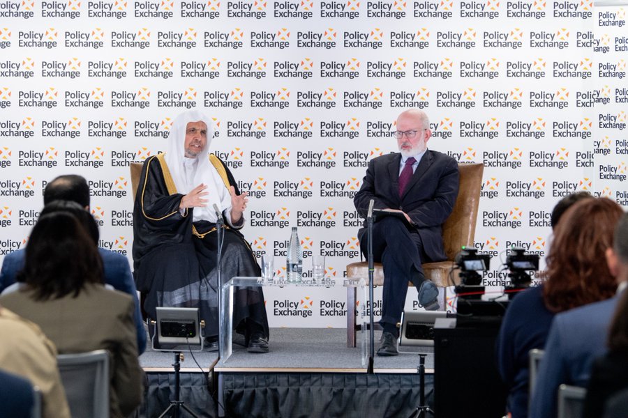 Le Dr Mohammad bin Abdulkarim Al-Issa, secrétaire général de la Ligue islamique mondiale, participant à une table ronde organisée par le groupe de réflexion britannique Policy Exchange
