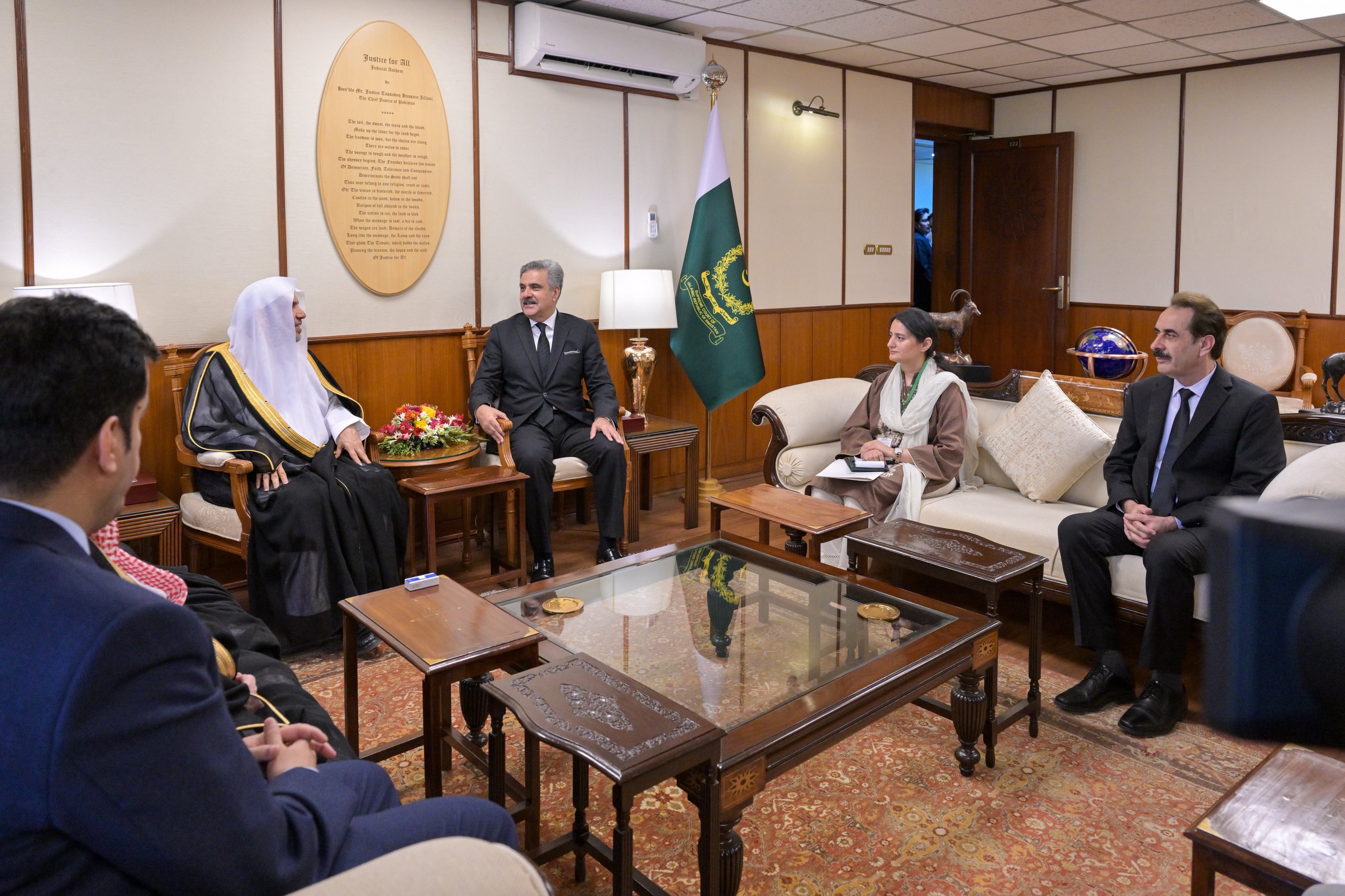 Le Président du Sénat et le Président de la Cour suprême du Pakistan reçoivent le Secrétaire général de la Ligue islamique mondiale.