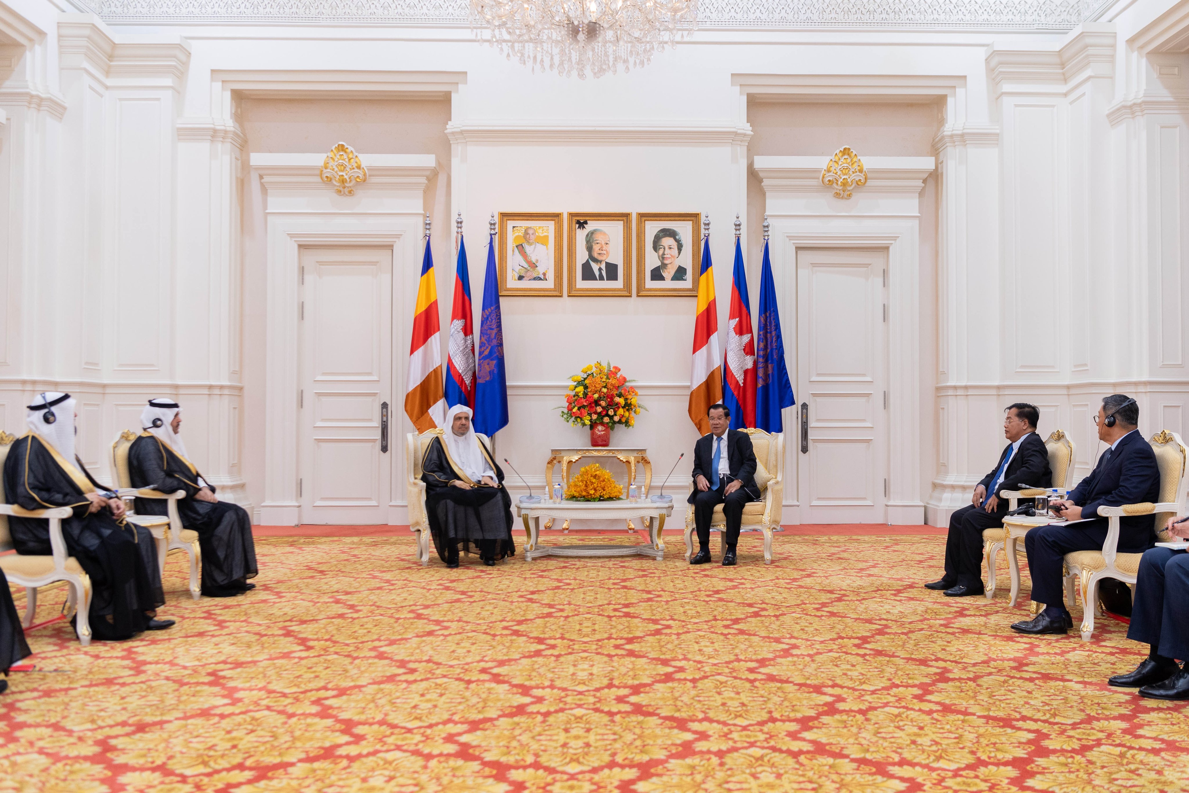 Hun Sen le Premier-ministre cambodgien a reçu Mohammad Alissa qui a salué l'harmonie de la communauté cambodgienne dont la composante islamique est une composante à part entière et dont les spécificités religieuses sont respectées.