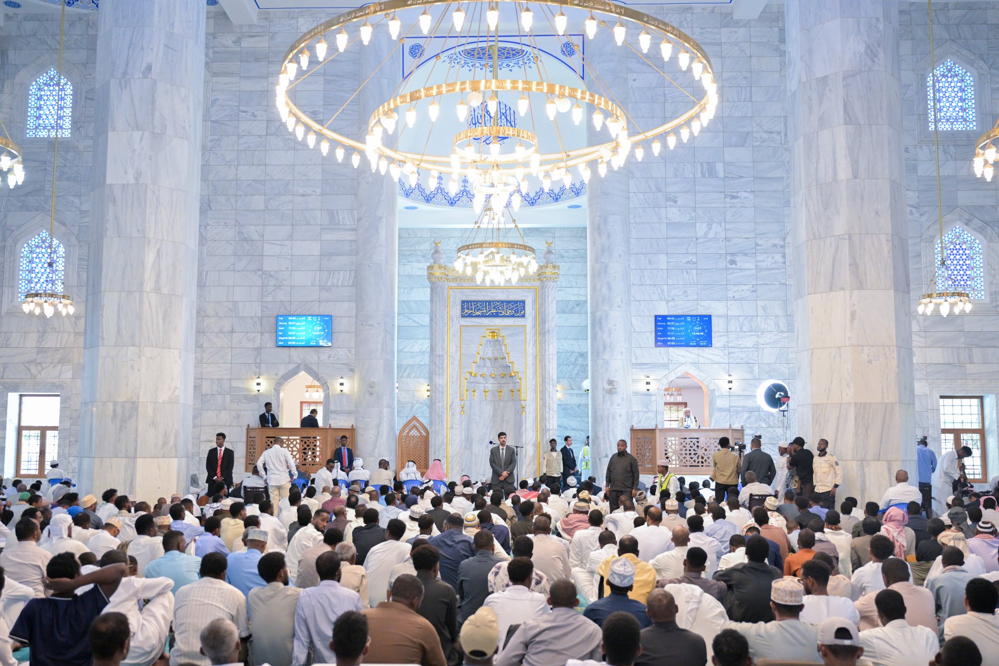 Cheikh Mohammed Al-Issa , Secrétaire général, prononce le sermon depuis la chaire de la Grande Mosquée de Mogadiscio