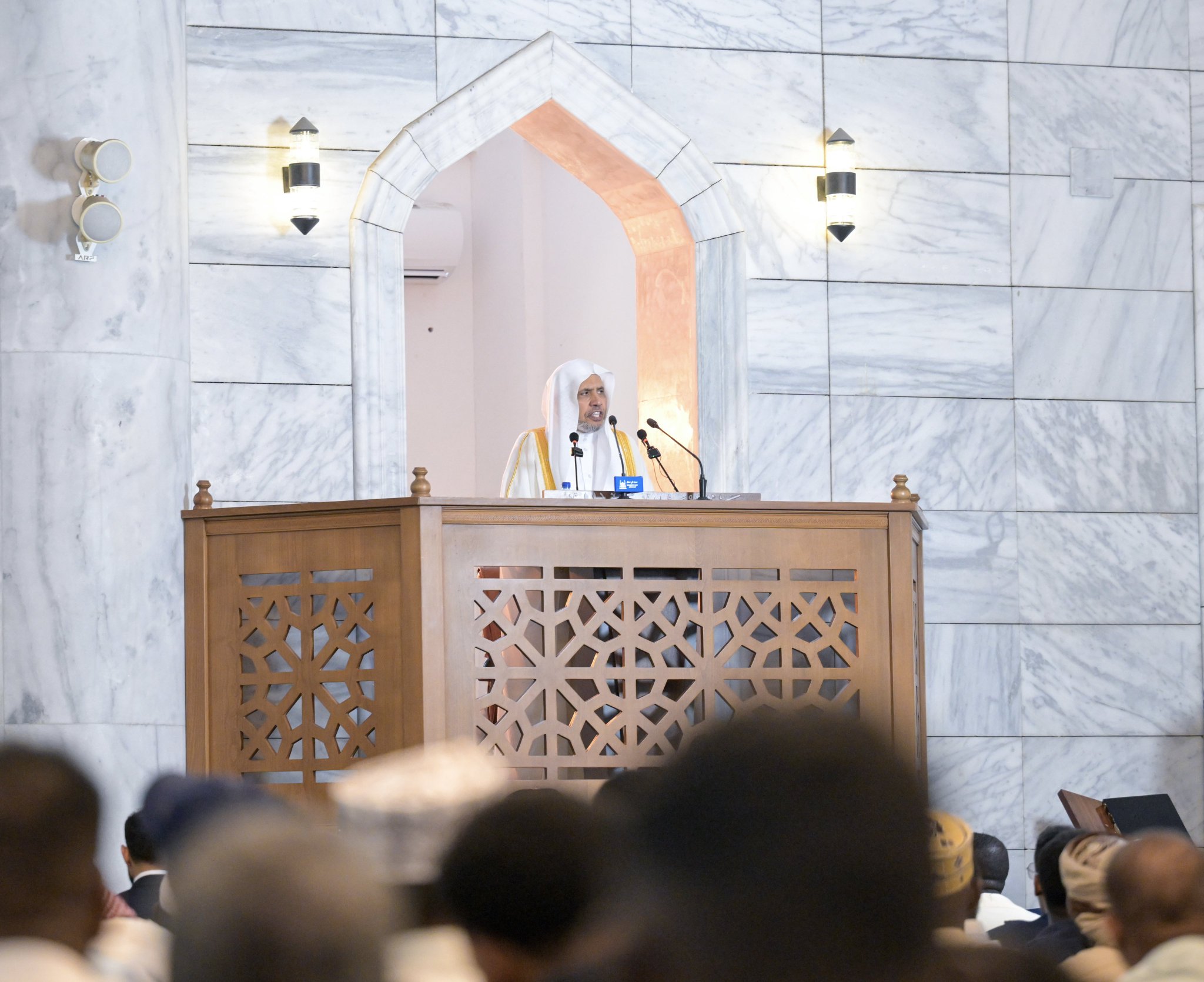 Cheikh Mohammed Al-Issa , Secrétaire général, prononce le sermon depuis la chaire de la Grande Mosquée de Mogadiscio