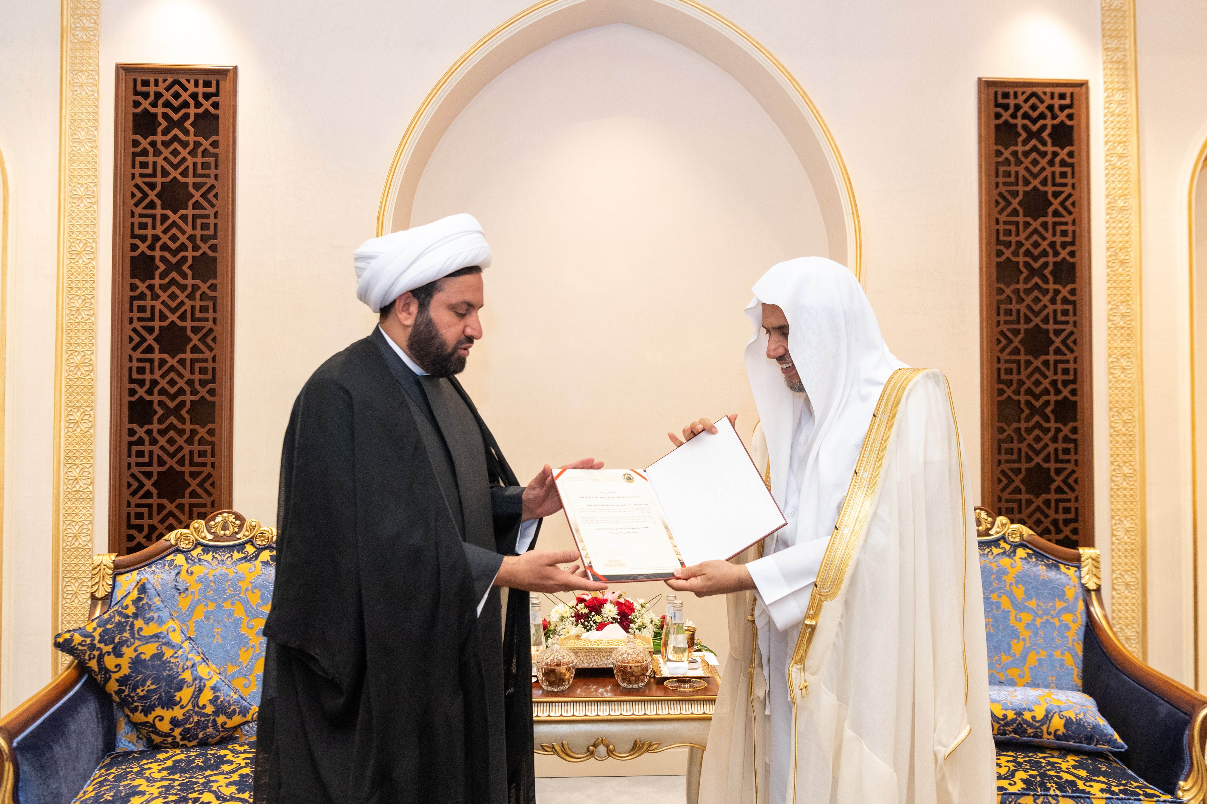 Au siège de la LIM à La Mecque, Mohammad Alissa a reçu le Ministre irakien du Hajj, cheikh Sami Omran Musa Al-Masoudi pour discuter des perspectives de coopération