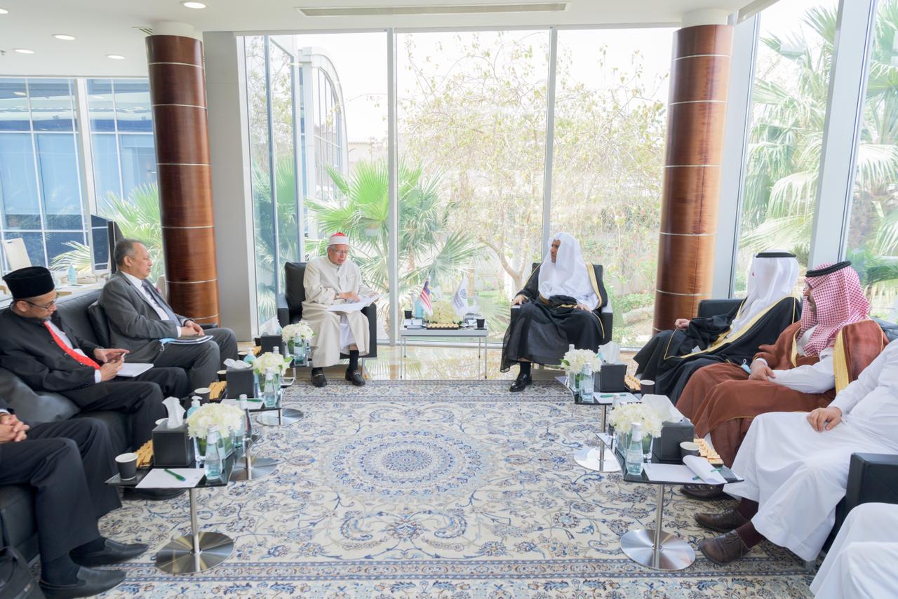 Mohammad Alissa reçoit le Ministre des affaires religieuses de Malaisie Dou Kifle Elbakri avec la délégation de ministres qu’il préside pour un entretien portant sur des sujets communs entre la LIM et diverses entités malaisiennes.