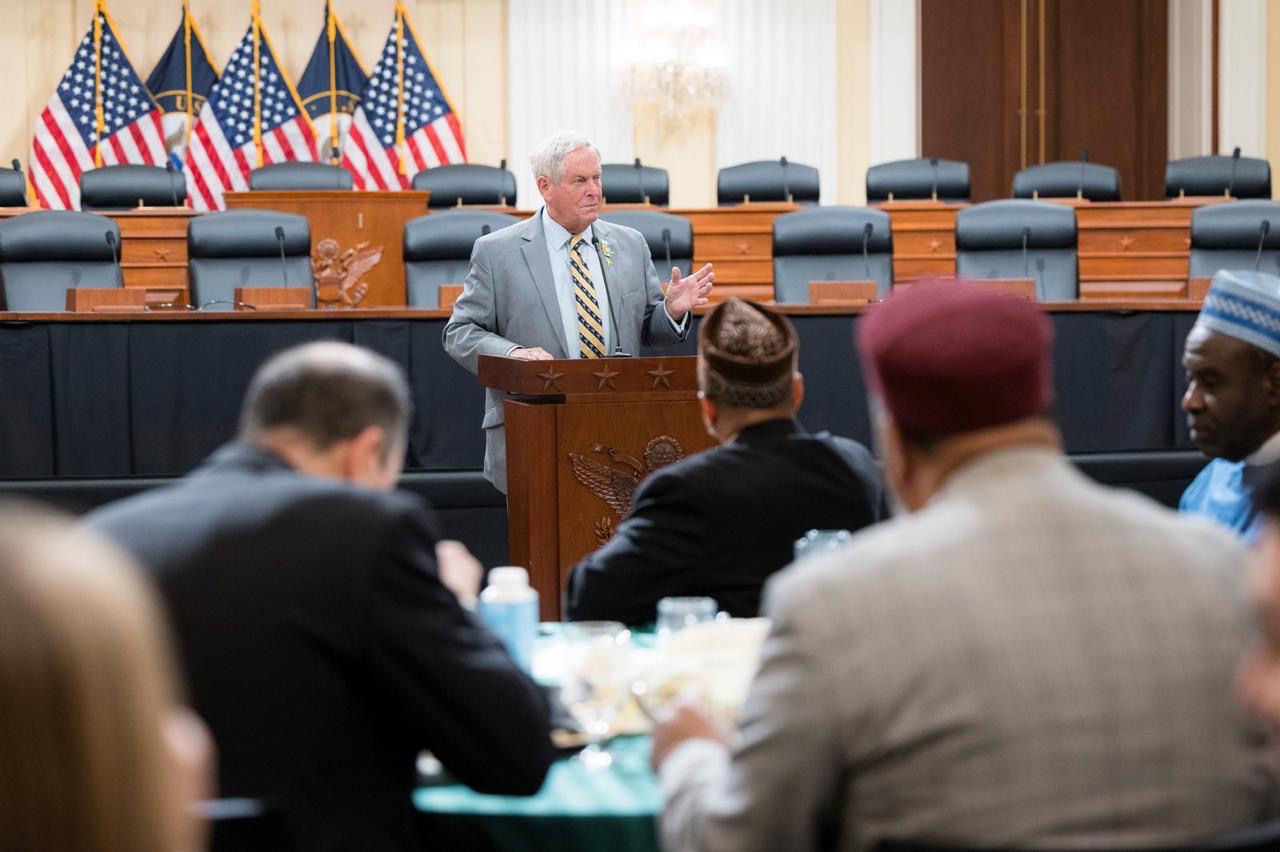 La Liga del Mundo Islámico reúne a representantes de religiones y a responsables políticos durante la primera cena de iftar del Ramadán en el Congreso estadounidense