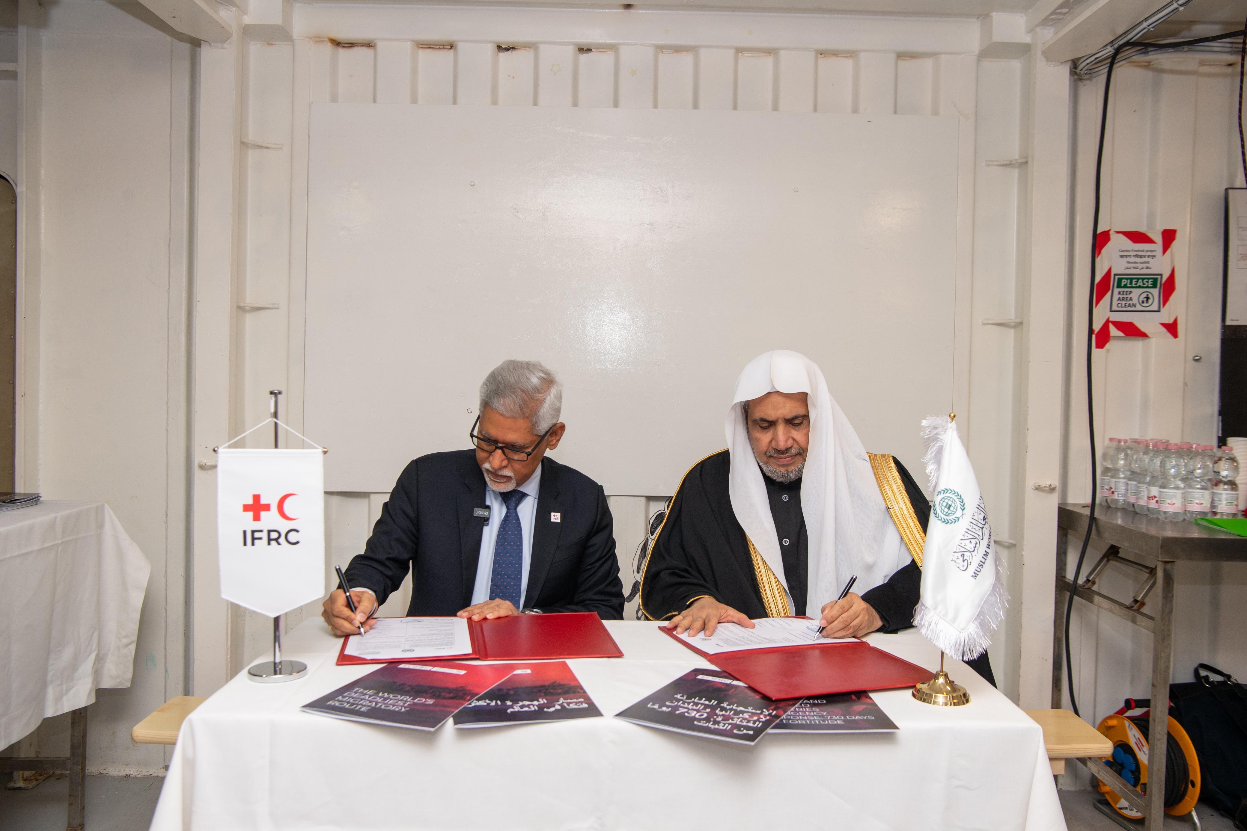 د.العيسى يلتقي رئيس جمعيات الصليب الأحمر والهلال الأحمر على متن سفينة "أوشن فايكينغ"