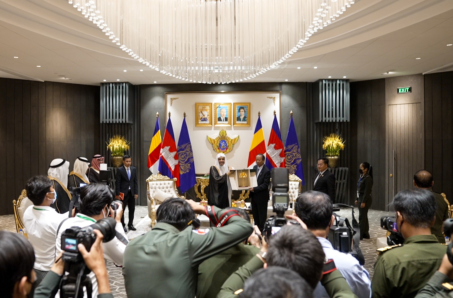 Dans le cadre des rencontres officielles avec les responsables cambodgiens,  Mohammad Alissa rencontre Tea Bain le Vice-Premier ministre et Ministre de La Défense nationale pour traiter de la lutte contre le choc  des civilisation.