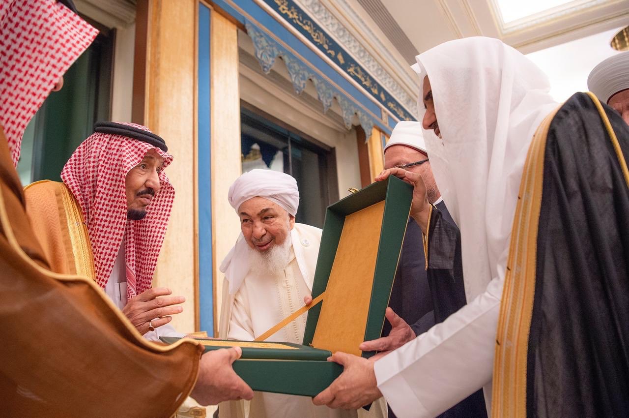 خادم حرمین شریفین  مکہ مکرمہ دستاویز وصول کرتے ہوئے