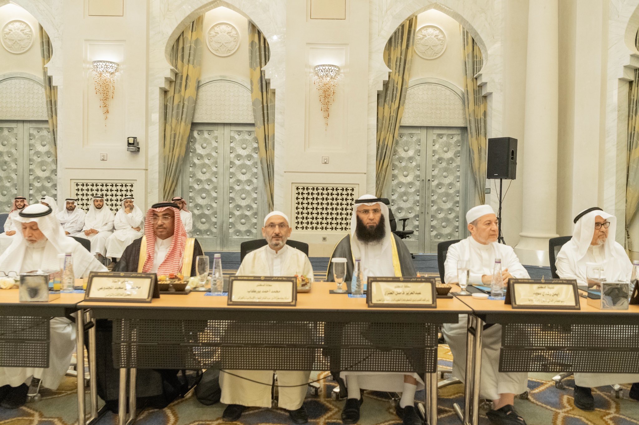 Le D. Mohammad Alissa ouvre les travaux du séminaire «Au service des deux révélations» organisée par la Ligue Islamique Mondiale avec l’OMCS à La Mecque avec la participation de savants venus de 36 pays.