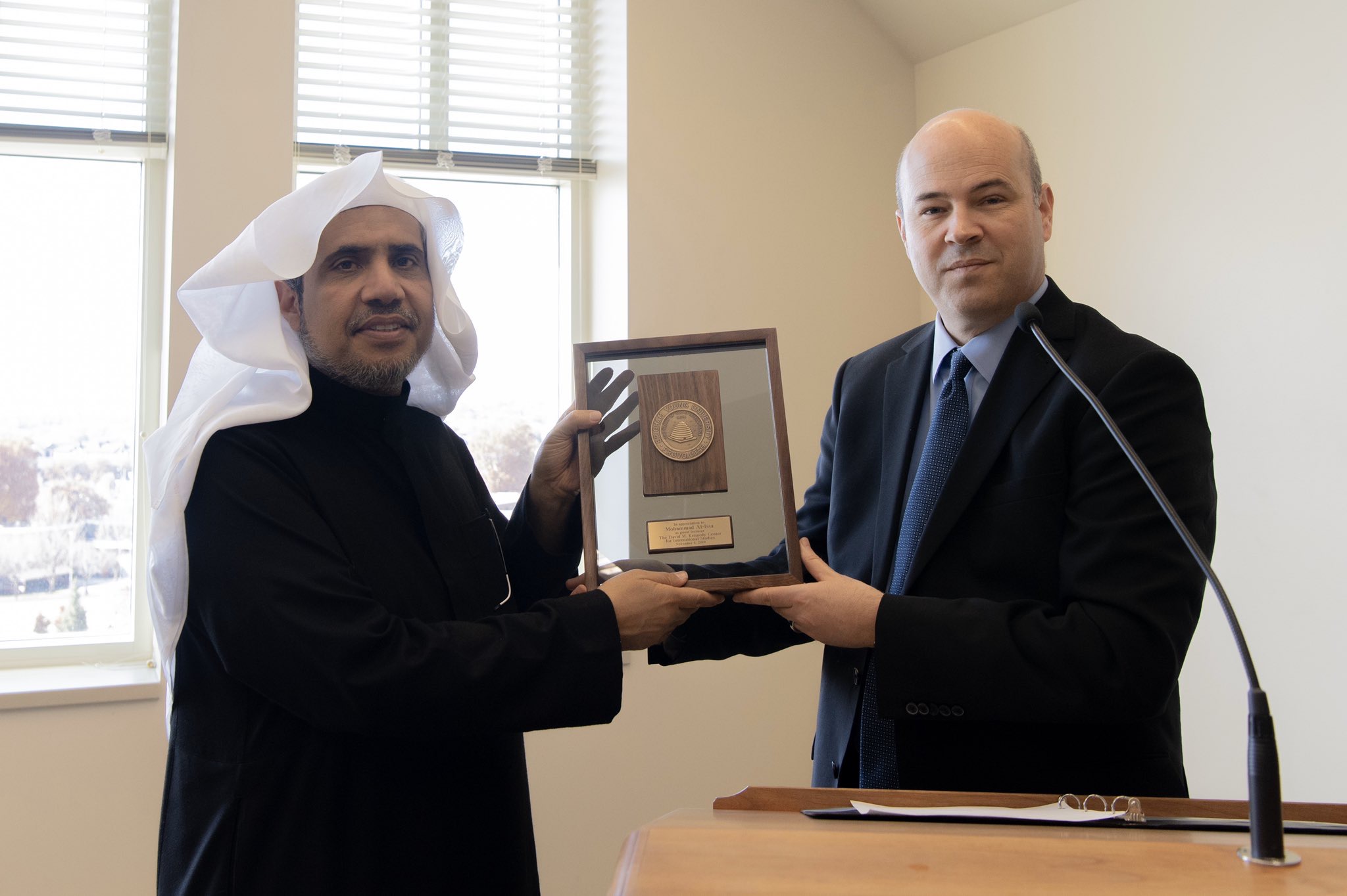 La administración de la Universidad Estatal de Utah, en Estados Unidos, recibió al Sheij Dr. Mohammed Al-Issa para que diera una conferencia. Al término del encuentro, la Universidad le entregó un trofeo con su nombre