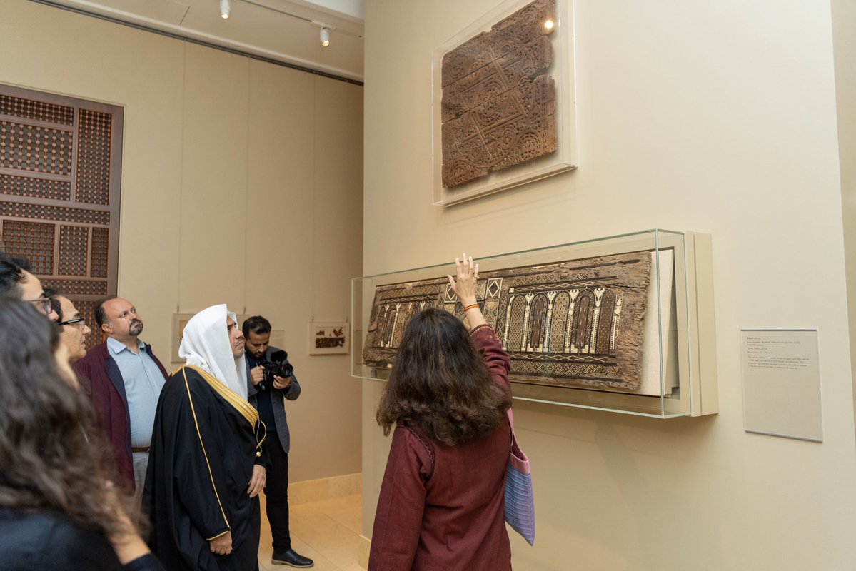 Sur invitation de l’administration du musée le D.Mohammad Alissa visite la section musulmane du musée métropolitain de New York comme il a rencontré les représentants musulmans de #NewYork qui ont confirmé que la voie modérée et ouverte de la LIM  correspond à leur vision.