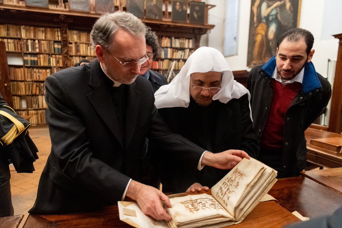Avec des d'universitaires et des penseurs le Musée italien Ambrosiana honore Muhammad Alissa pour promouvoir l'amitié entre les nations et les peuples. La bibliothèque du musée est connue mondialement pour ses anciens manuscrits et peintures artistiques datant de 170 après JC.