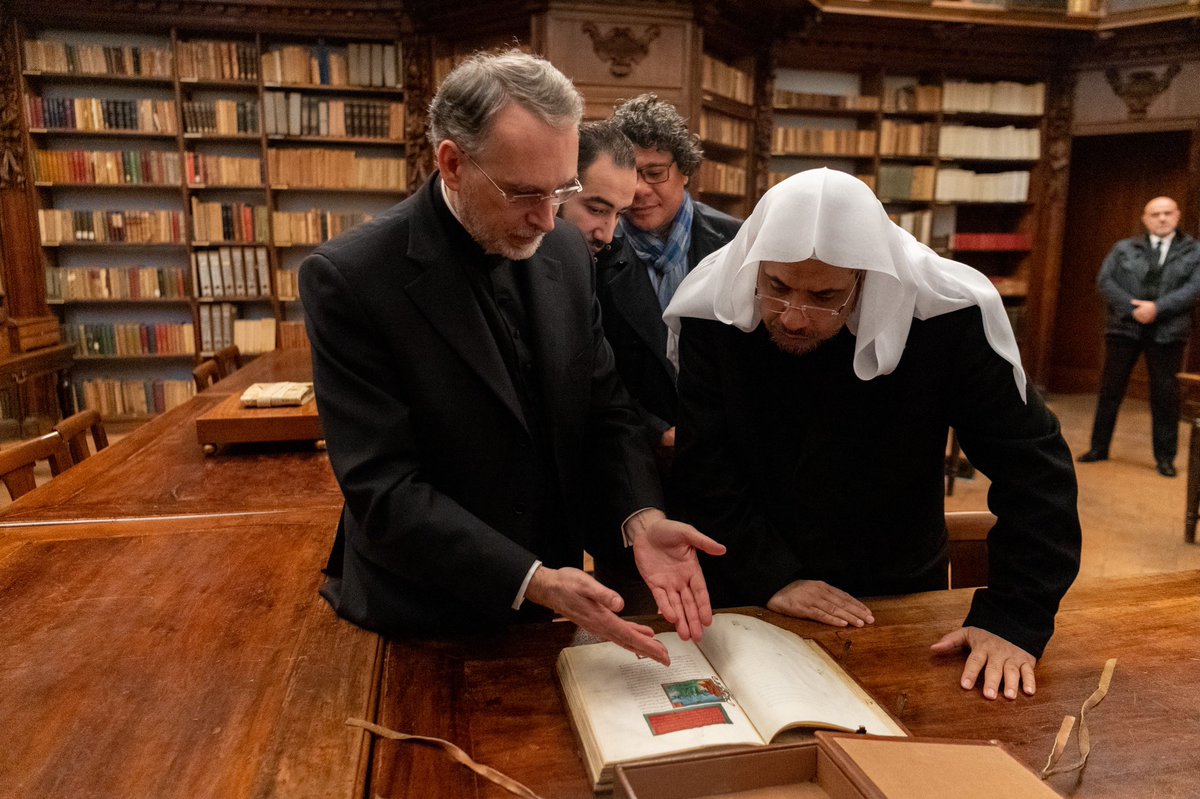 Avec des d'universitaires et des penseurs le Musée italien Ambrosiana honore Muhammad Alissa pour promouvoir l'amitié entre les nations et les peuples. La bibliothèque du musée est connue mondialement pour ses anciens manuscrits et peintures artistiques datant de 170 après JC.