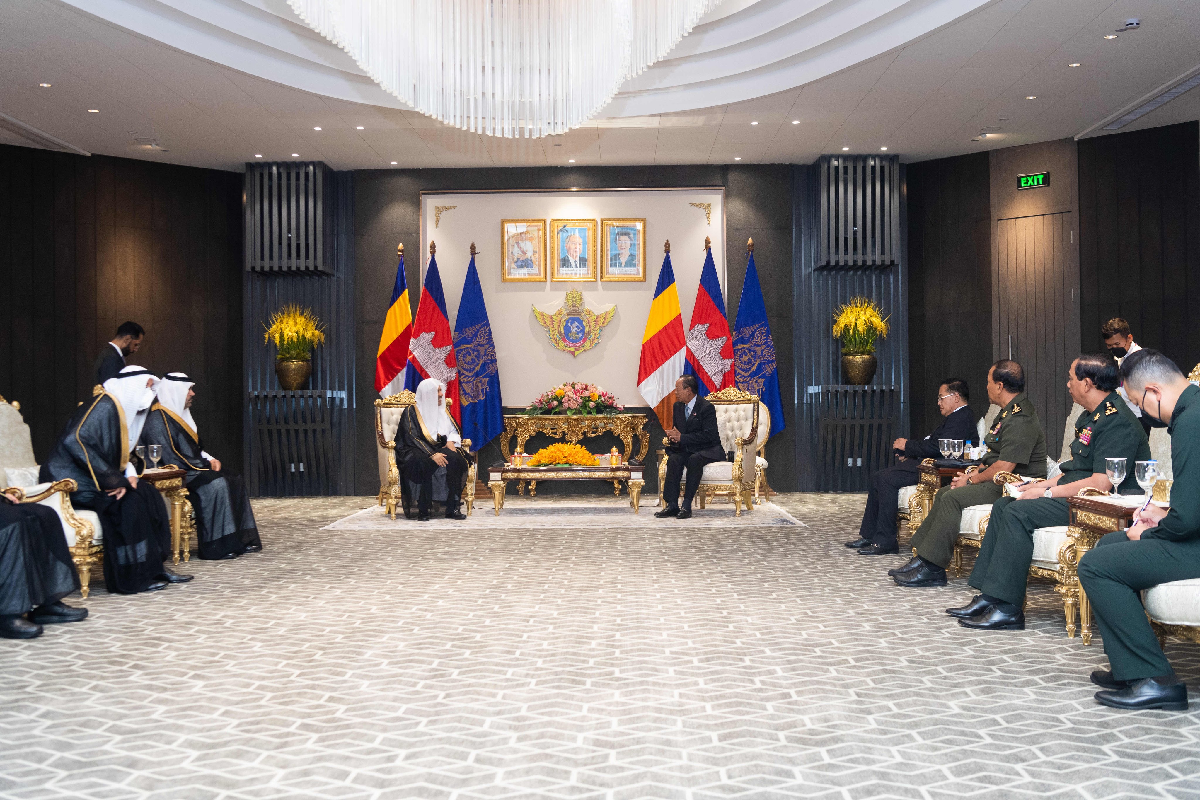 Dans le cadre des rencontres officielles avec les responsables cambodgiens,  Mohammad Alissa rencontre Tea Bain le Vice-Premier ministre et Ministre de La Défense nationale pour traiter de la lutte contre le choc  des civilisation.