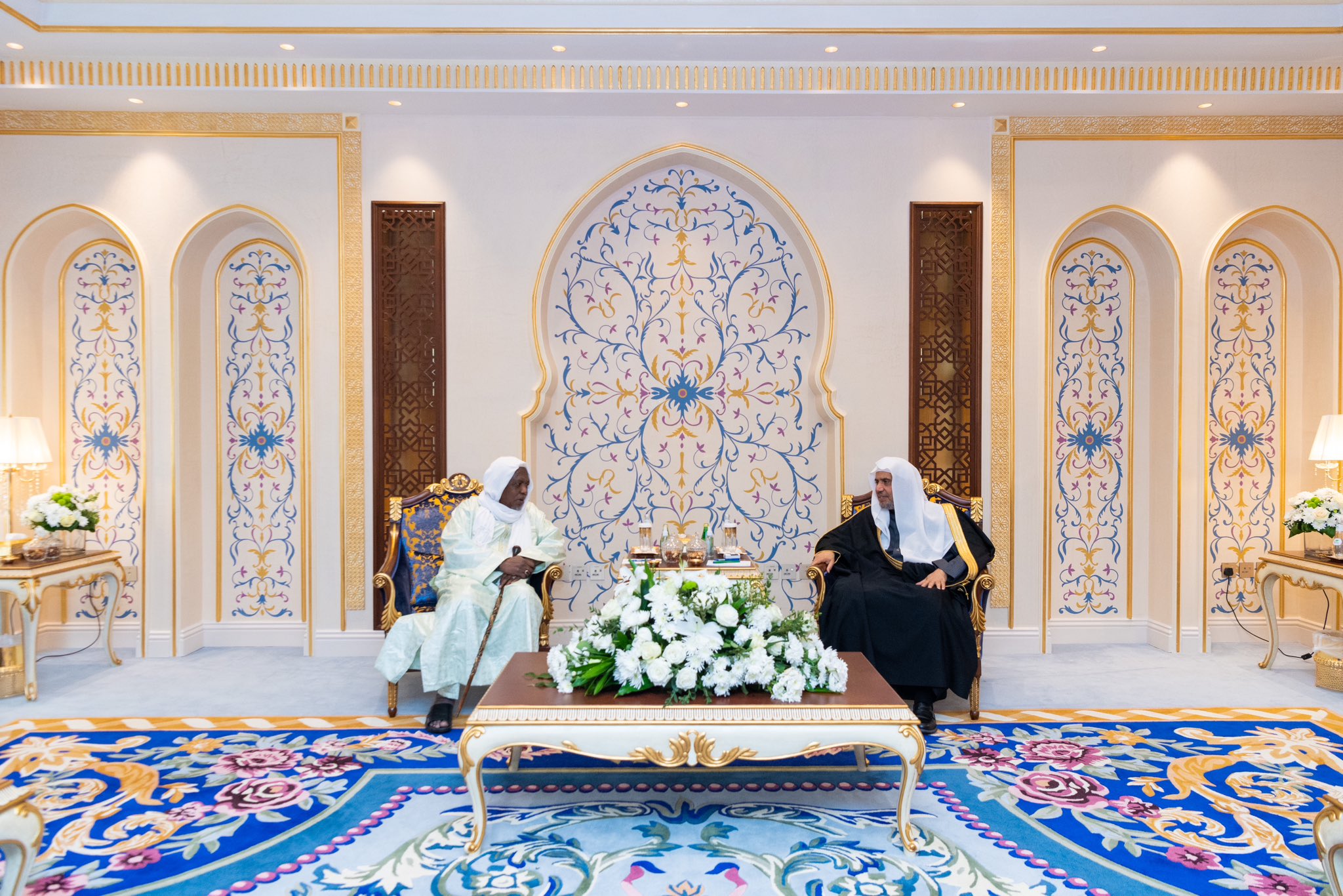 Yang Mulia Sekretaris Jenderal dan Ketua Asosiasi Cendekiawan Muslim, Yang Mulia Sheikh Dr. Muhammad Al-Issa, bertemu di kantornya di Makkah Al-Mukarramah, Yang Mulia Sheikh Mahmoud Dicko, pemimpin agama terkemuka di Mali dan semua Afrika.