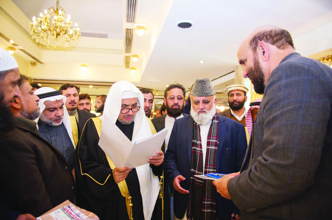 معالي الشيخ العيسى يطلع على عدد من الإصدارات بمناسبة المؤتمر