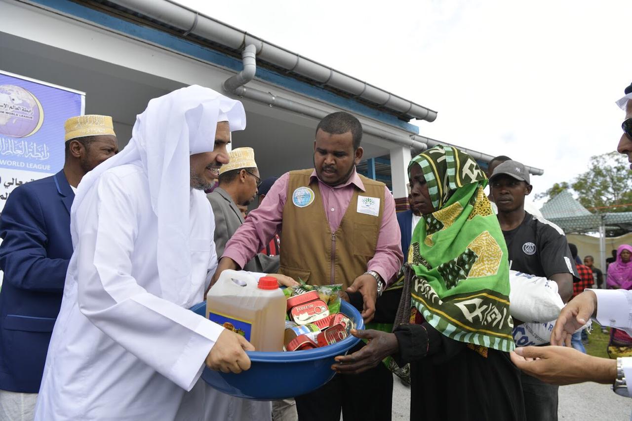 Cheikh Dr. Alissa supervise la distribution de paniers de nourriture aux nécessiteux.
