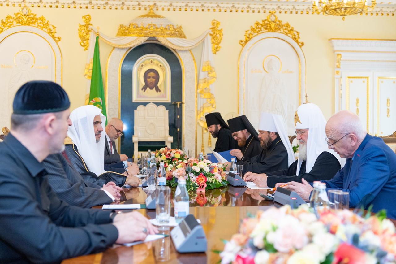 موسكو: عقد معالي الأمين العام لرابطة العالم الإسلامي الشيخ الدكتور محمد بن عبدالكريم العيسى، والبطريرك كيريل الأول بطريرك موسكو وسائر روسيا، قمة تاريخية في مقر الكنيسة الأرثوذكسية في العاصمة الروسية موسكو، فيما اعتُبر أهم لقاء مسيحي إسلامي في المشرق، حيث تُعتبر الكنيسة الروسية أكبر كنيسة أرثوذكسية شرقية مستقلة بأتباع يتجاوز عددهم  250 مليوناً.