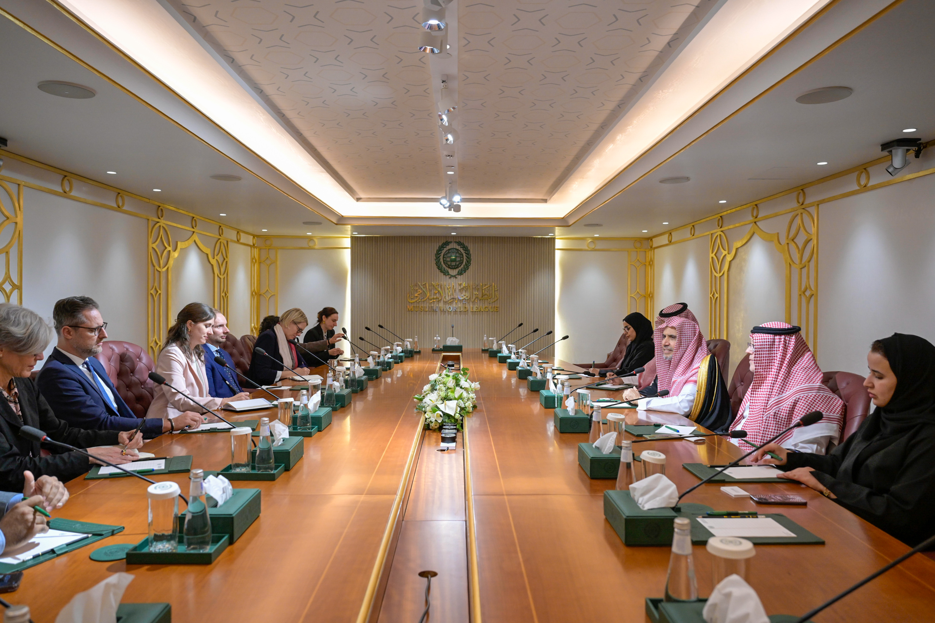 El Secretario General de la Liga del Mundo Islámico se reúne con una delegación de destacados intelectuales alemanes que representan diversos centros de investigación y reflexión.