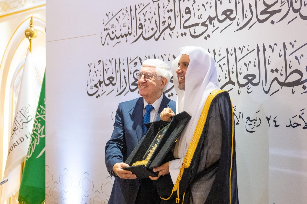 His Excellency honored a number of scholars who have made distinguished scientific contributions to research and studies on scientific miracles