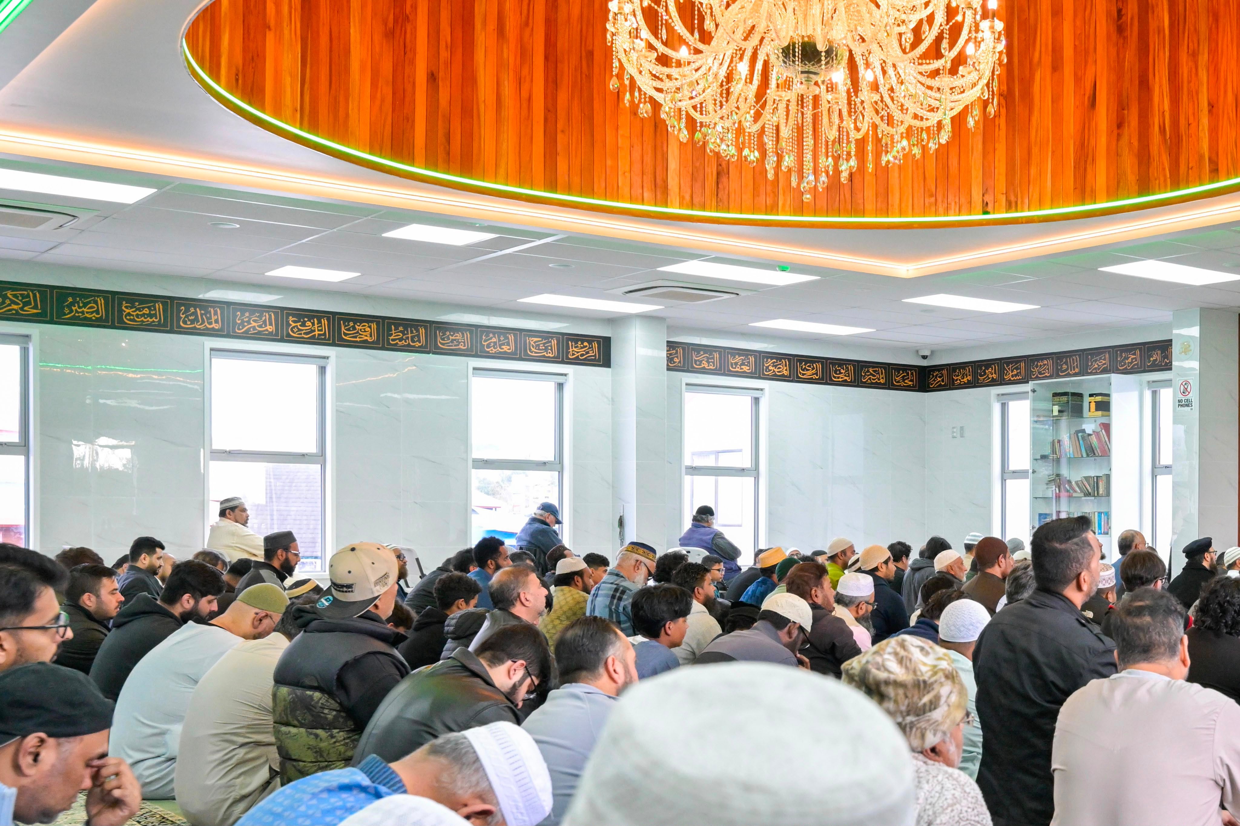 Le Secrétaire général de la Ligue islamique mondiale inaugure la mosquée Ar-Rahman en Nouvelle-Zélande et y prononce le premier sermon du vendredi.