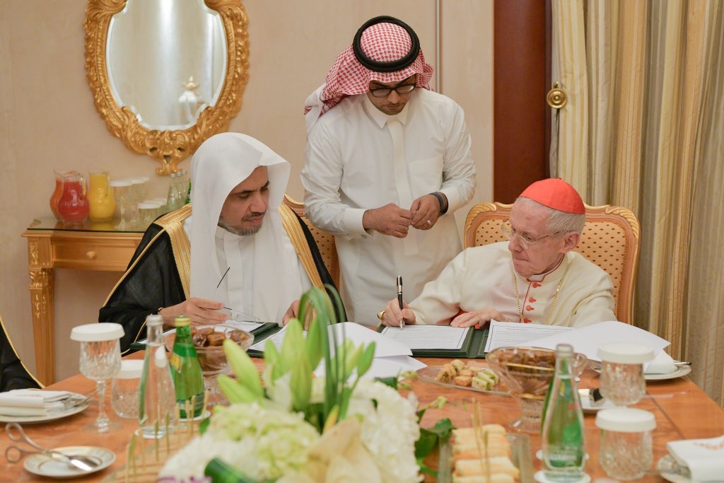 قدم معالي الأمين العام لرابطة العالم الإسلامي الشيخ الدكتور محمد العيسى تعازيه لهولينس بابا الكنيسة الكاثوليكية فرانسيس في وفاة نيافة الكاردينال جان لويس توران رئيس المجلس البابوي للحوار بين الأديان
