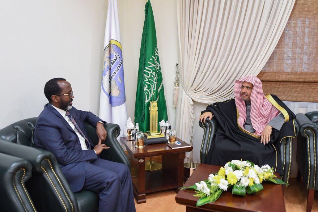 Son Excellence le Secrétaire Général de la LIM recevant l'ambassadeur de la République de Somalie auprès du Royaume, M. Taher Mahmoud JILI. Des sujets d'intérêt commun ont été discutés durant cette rencontre