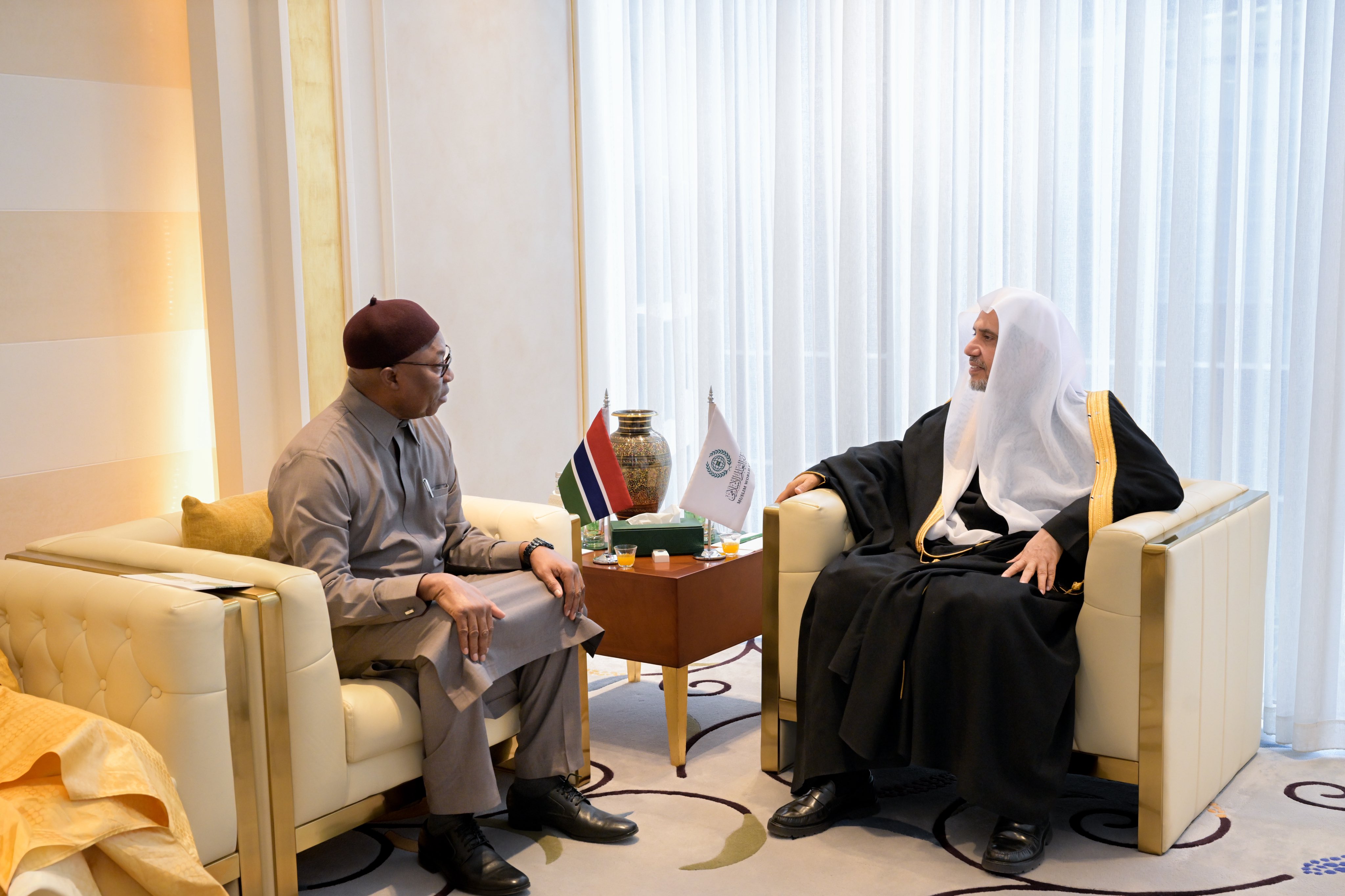 جناب دبیرکل، رئیس انجمن علمای مسلمان، اقاي دكتر شيخ محمد العيسى⁩ ⁦⁩، با سفیر جمهوری گامبیا در مملكت عربستان سعودی، آقای مامبوری نجای، دیدار کرد.