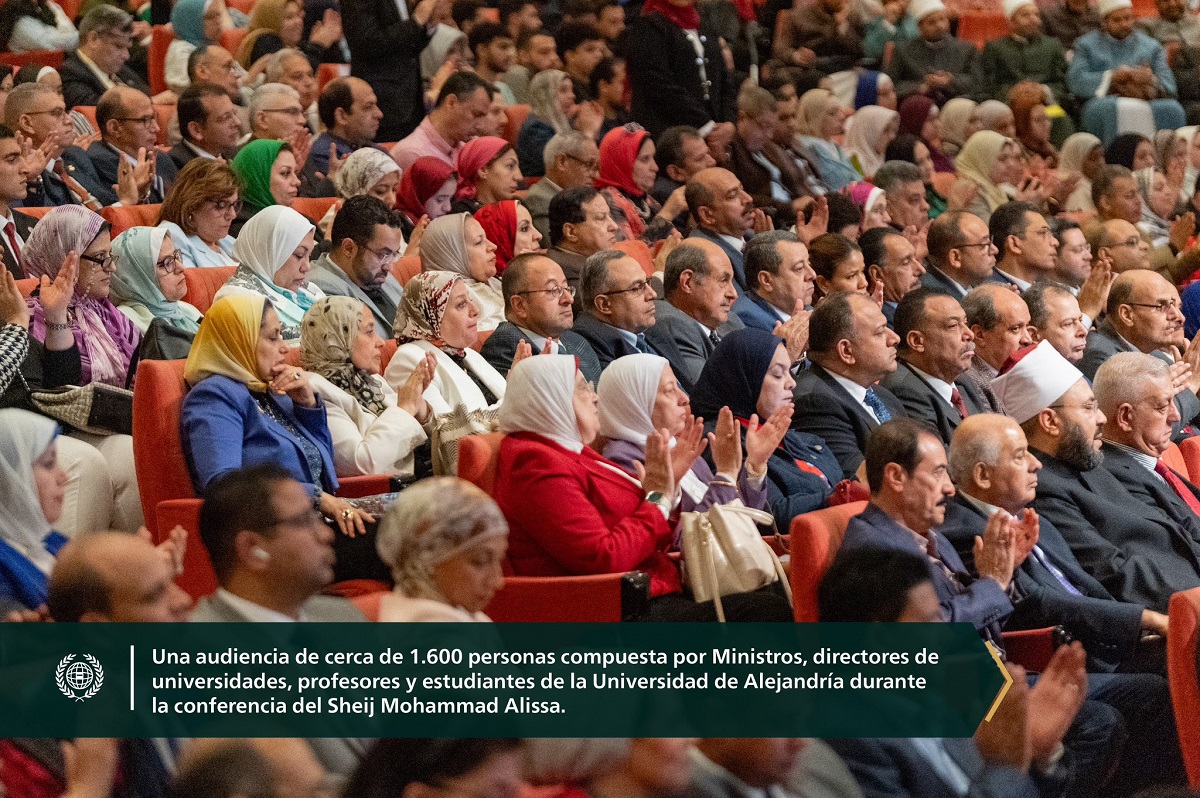 En presencia de cerca de 1600 personas, entre ellas Ministros, directores de universidades, decanos de facultades, académicos y estudiantes:
