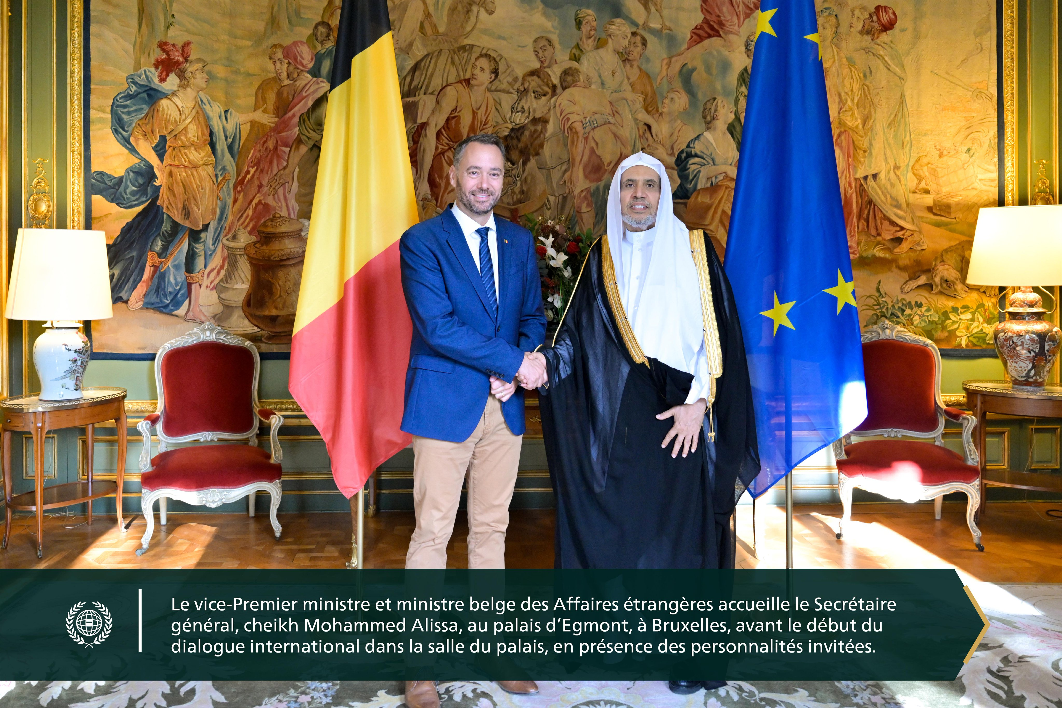 Au palais d’Egmont à Bruxelles, le ministère belge des Affaires étrangères a tenu une table ronde avec le cheikh Mohammed Alissa, secrétaire général et président de l’Organisation des savants musulmans. Thème : « L’importance du dialogue dans un monde en mutation ». Ministres, parlementaires, responsables religieux, universitaires et ONG ont débattu des évolutions internationales liées à la mission de l’Organisation.