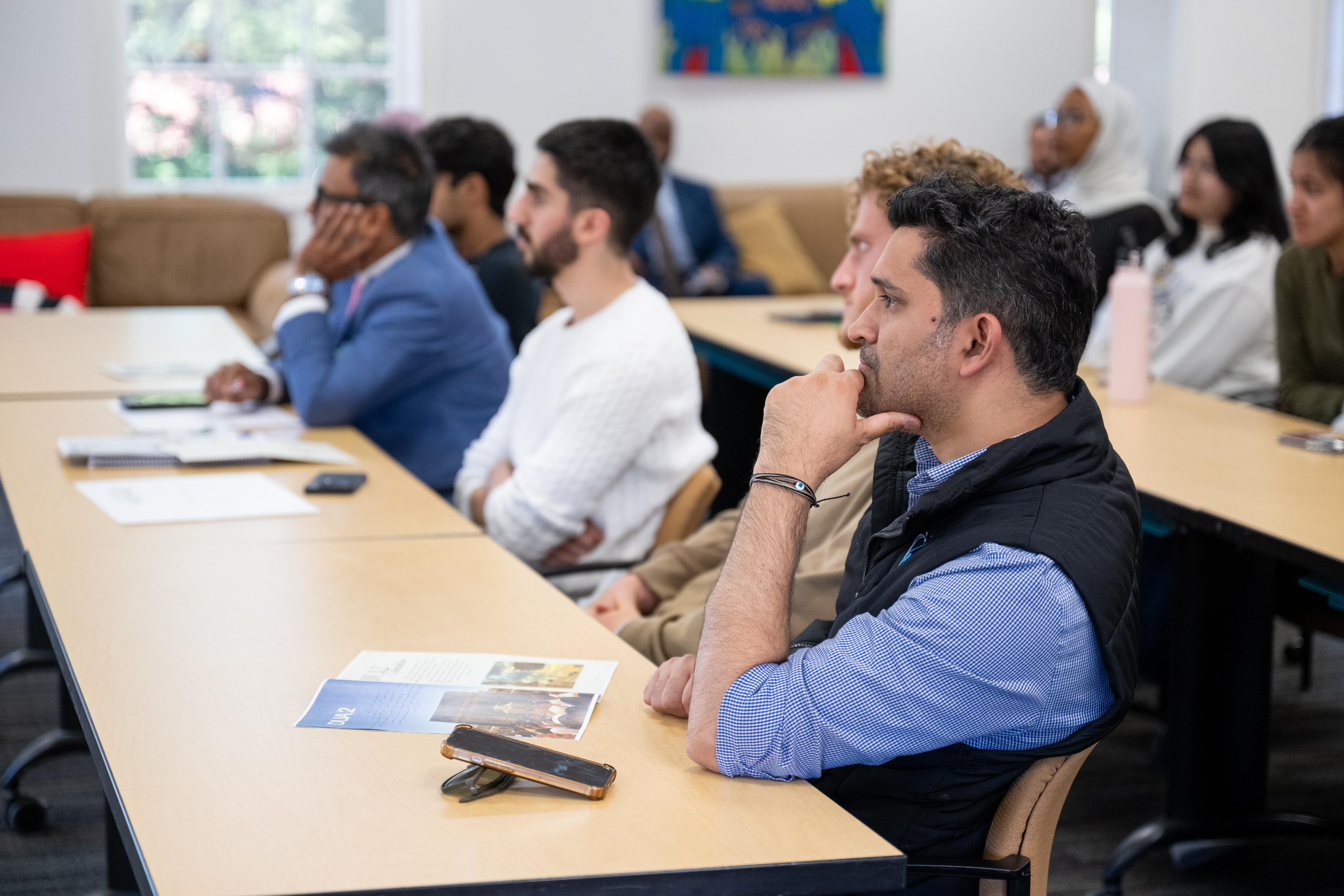 جامعہ کے اساتذہ، طلبہ اور مدعوین کی کثیر تعداد میں شرکت   امریکی جامعہ اسٹینفورڈ کی جانب سے رابطہ عالم اسلامی کے سیکرٹری جنرل کی میزبانی میں ایک لیکچر کا اہتمام  - لیکچر میں متعدد اسلامی اقدار کی تفصیلی وضاحت اور اسلامی پہلوؤں سے متعلق کئی تصورات کو واضح کیا گیا  - لیکچر کو جامعہ کی طرف سے کتابی شکل میں شائع کرنے کی تجویز   25 طلبہ نے ”میثاق مکہ مکرمہ“ کی شقوں پر مبنی اپنے پروجیکٹ کو پیش کیا   کیلیفورنیا: امریکہ کی ممتاز یونیورسٹی اسٹینفورڈ نے سیکرٹری جنرل رابطہ اور چیئرمین مسلم علماء کونسل، عزت مآب شیخ ڈا