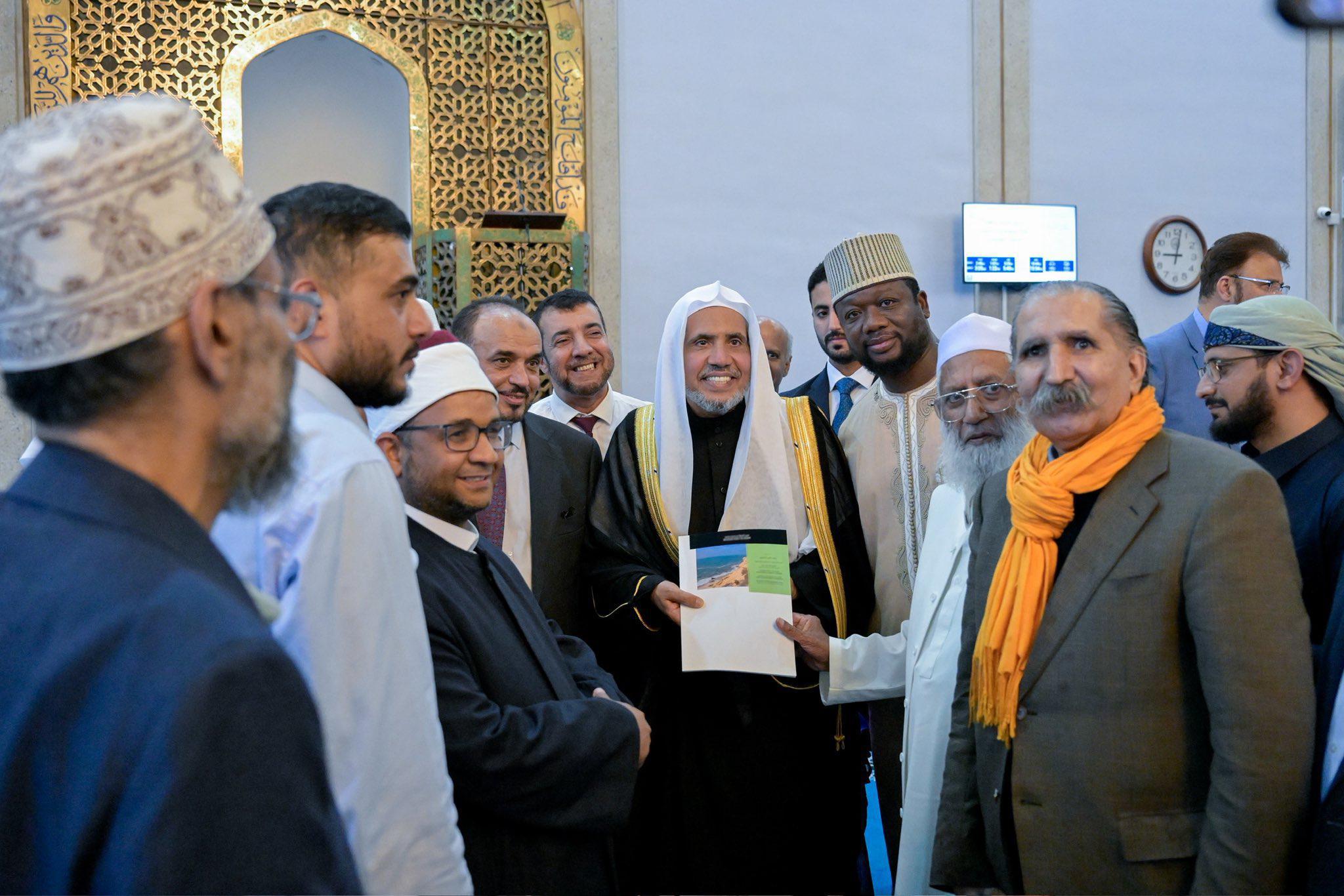 رهبران اسلامی بریتانیا در مرکز اسلامی لندن از دبیرکل اتحادیه جهان اسلام استقبال کردند.