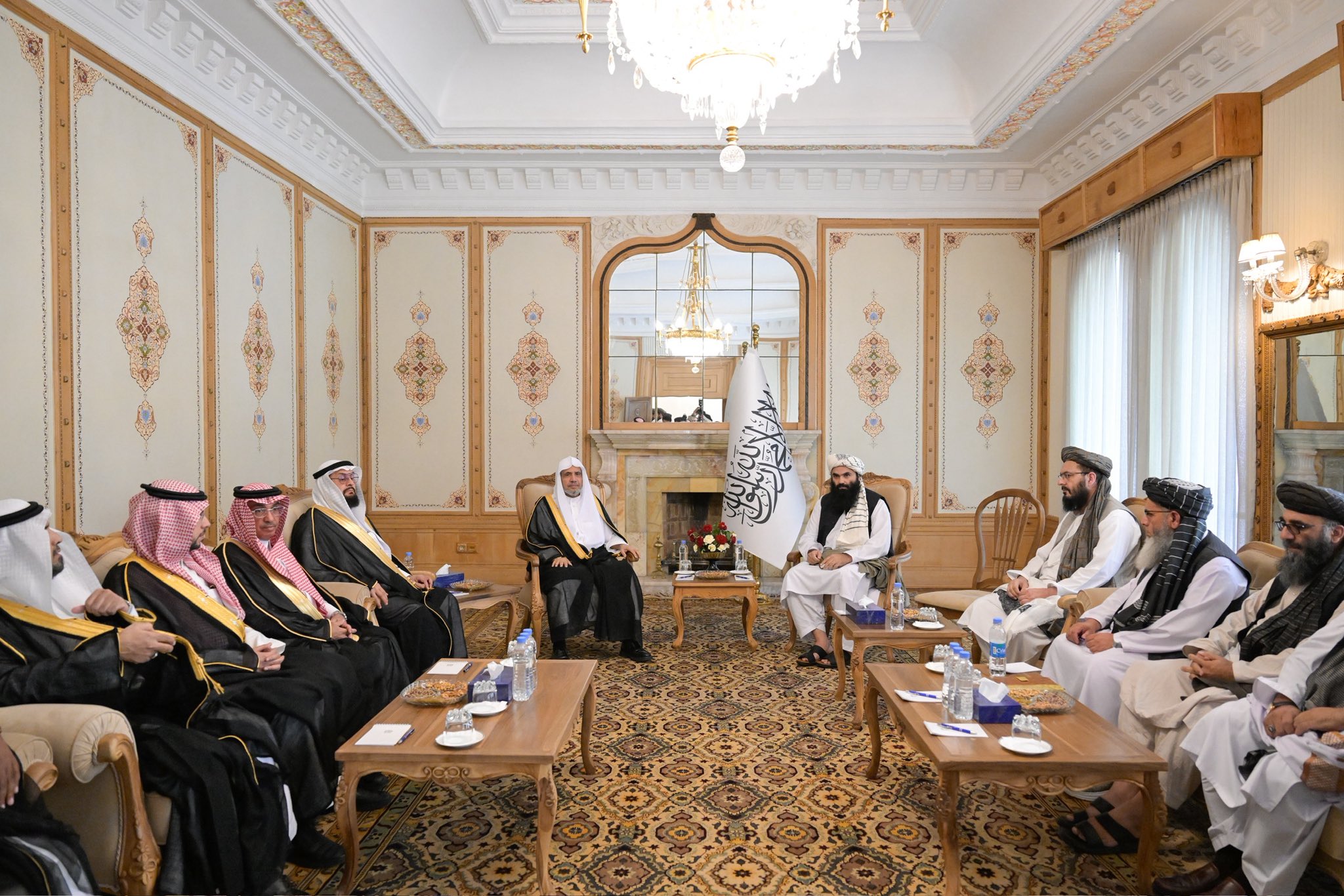 El Secretario general, Presidente de la Comisión de Ulemas, el Sheij Mohammed Al-Issa, se reunió con el ministro del Interior afgano, Khalifa Sirajuddin Haqqani, en el palacio «Shahar Shanar».