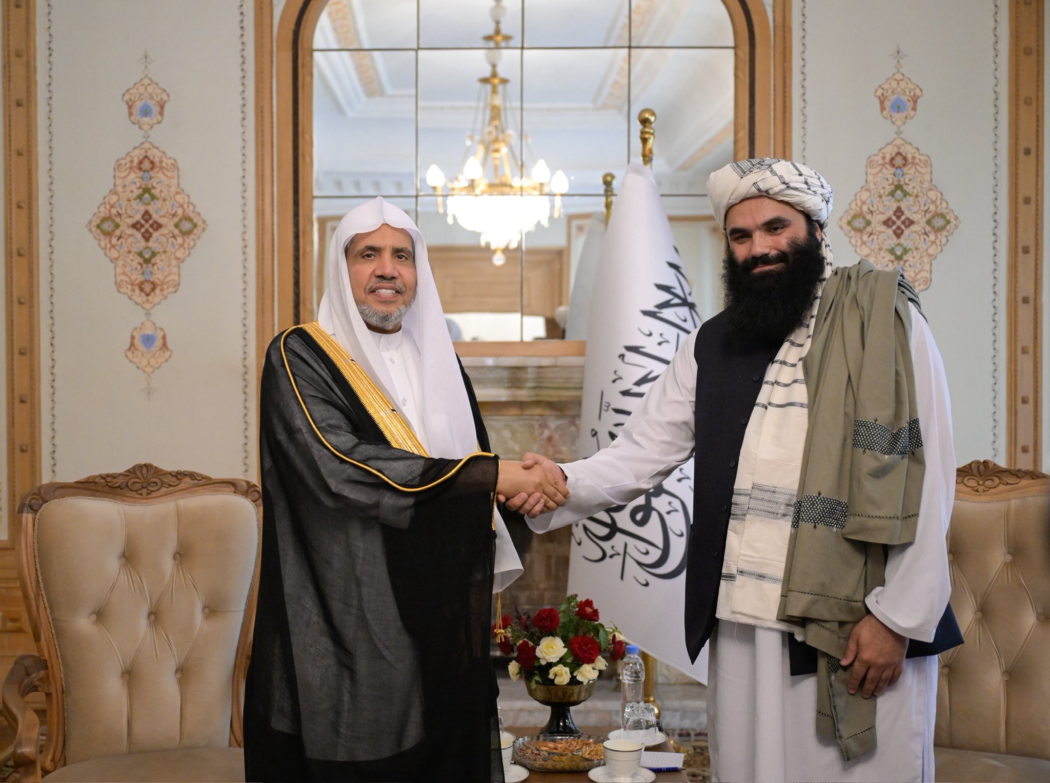El Secretario general, Presidente de la Comisión de Ulemas, el Sheij Mohammed Al-Issa, se reunió con el ministro del Interior afgano, Khalifa Sirajuddin Haqqani, en el palacio «Shahar Shanar».