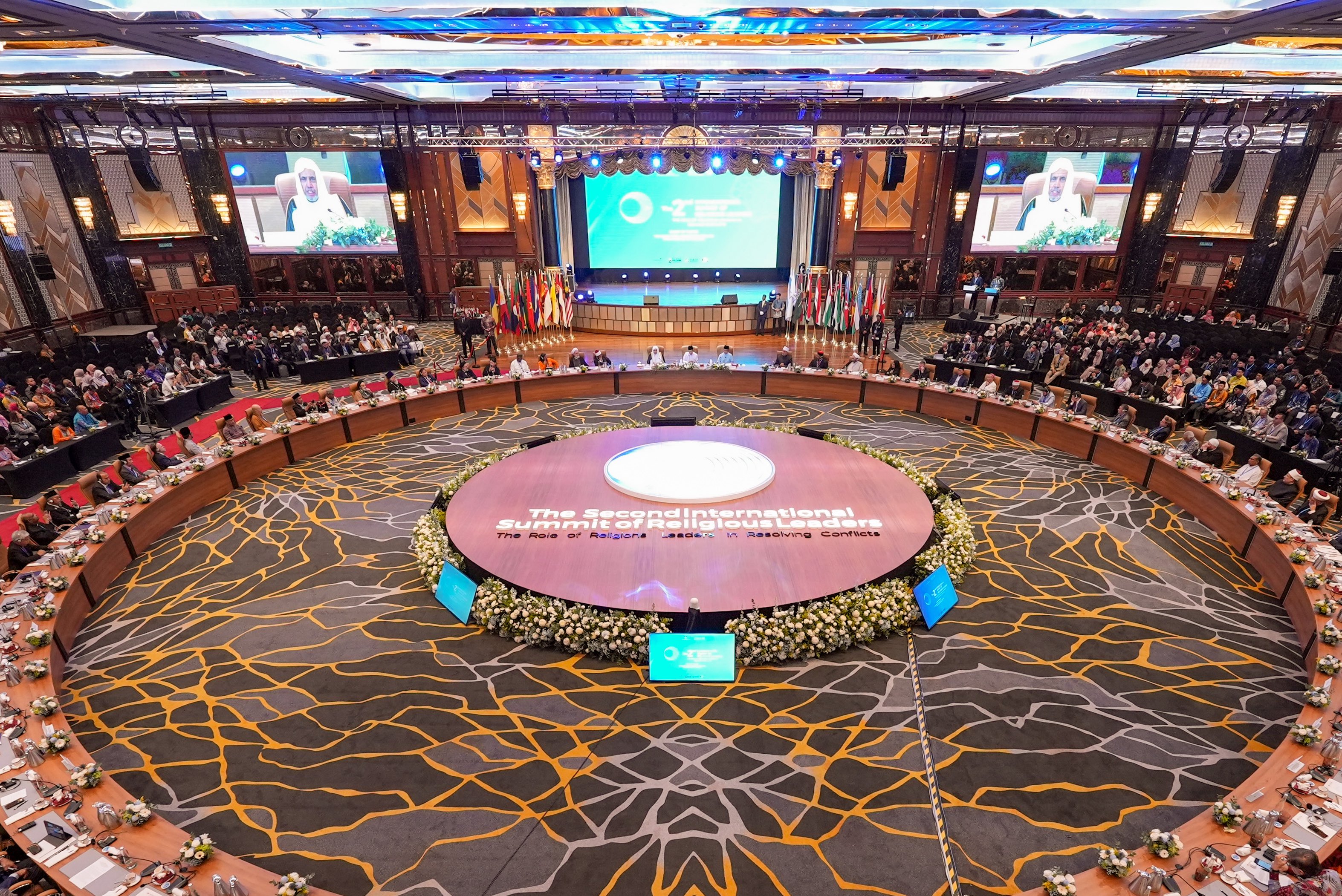 El Primer Ministro de Malasia, Dato’ Seri Anwar Ibrahim, y Su Excelencia el Sheij Dr. Mohammed Al-Issa , Secretario General y Presidente del Consejo de Ulemas, inauguraron la segunda Cumbre Internacional de Líderes Religiosos