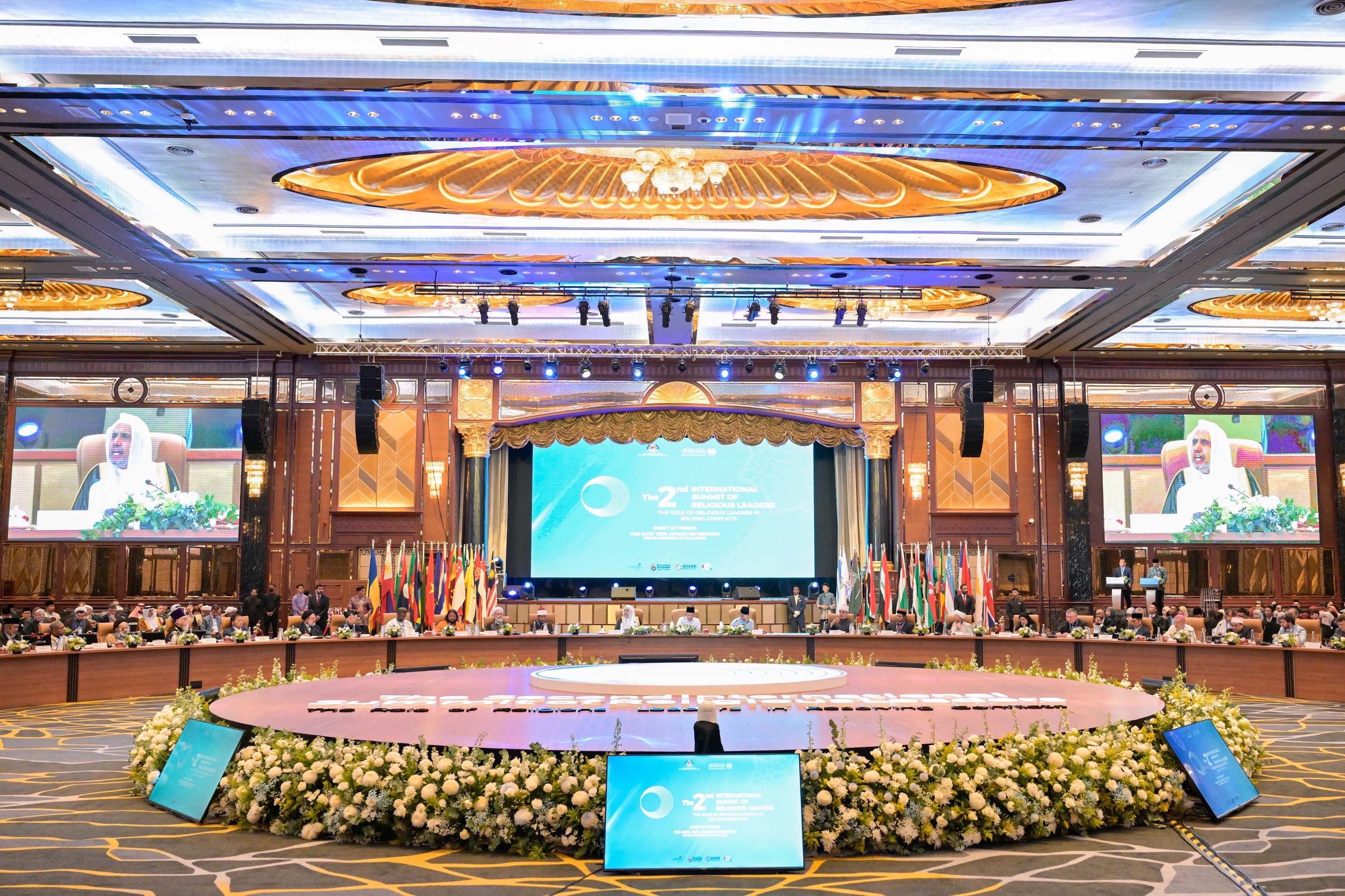 El Primer Ministro de Malasia, Dato’ Seri Anwar Ibrahim, y Su Excelencia el Sheij Dr. Mohammed Al-Issa , Secretario General y Presidente del Consejo de Ulemas, inauguraron la segunda Cumbre Internacional de Líderes Religiosos