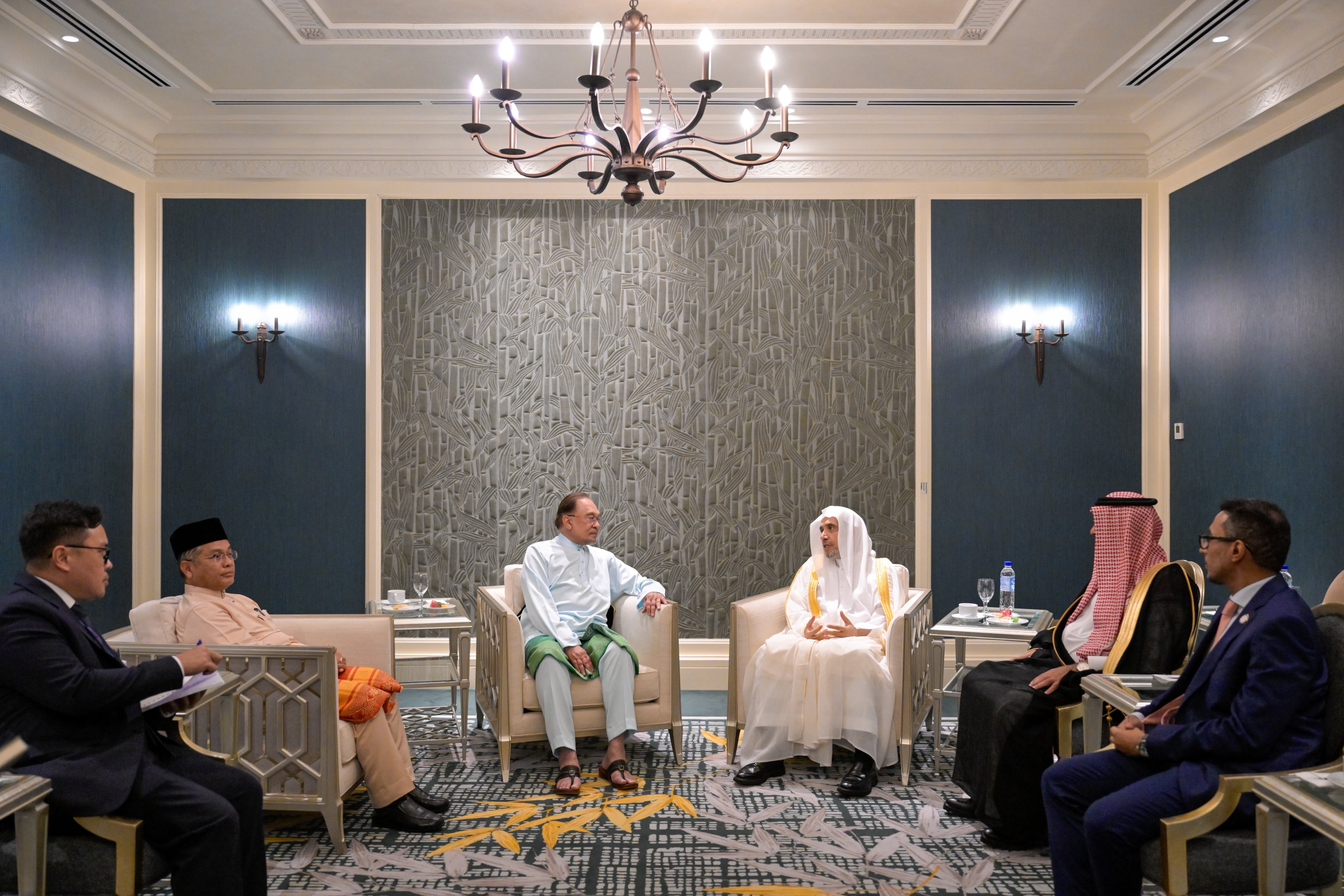 Dato’ Seri Anwar Ibrahim, a reçu au palais présidentiel dans la capitale malaisienne Kuala Lumpur, le Secrétaire général, Président de la L’Organisation des savants musulmans, cheikh Mohammed Al-Issa.