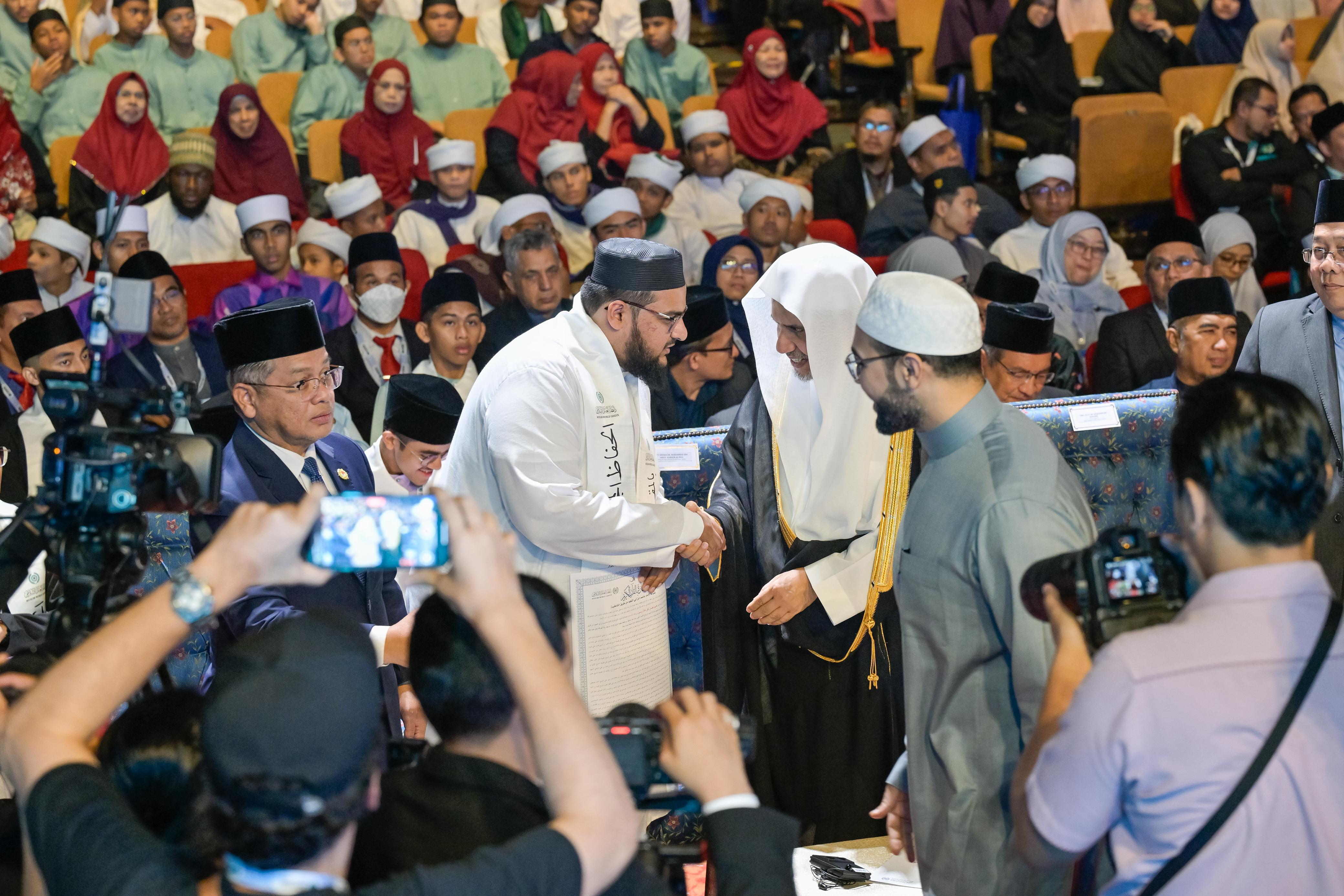 Sekretaris Jenderal Liga Muslim Dunia Menutup Forum Global Pengesahan Ijazah Al-Qur’an Dan Pemberian Penghargaan kepada Para Qari Senior di Negara-negara “ASEAN”