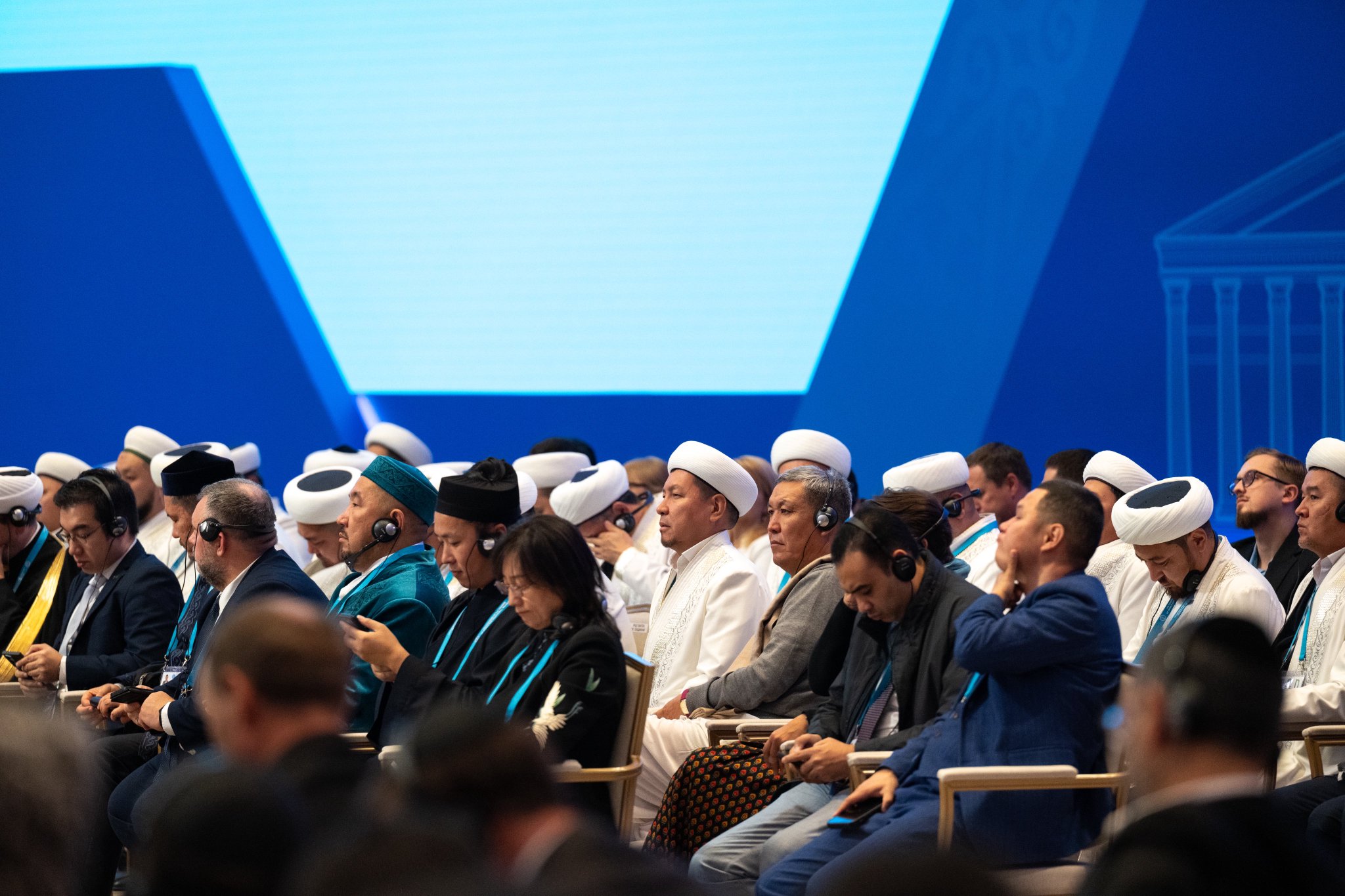 le Secrétaire général de la Ligue islamique mondiale, Président de l’Organisation des savants musulmans, cheikh Mohammed Al-Issa a pris part, aux côtés du Président de la République du Kazakhstan, à la séance inaugurale des travaux du sommet au Palais de l’Indépendance