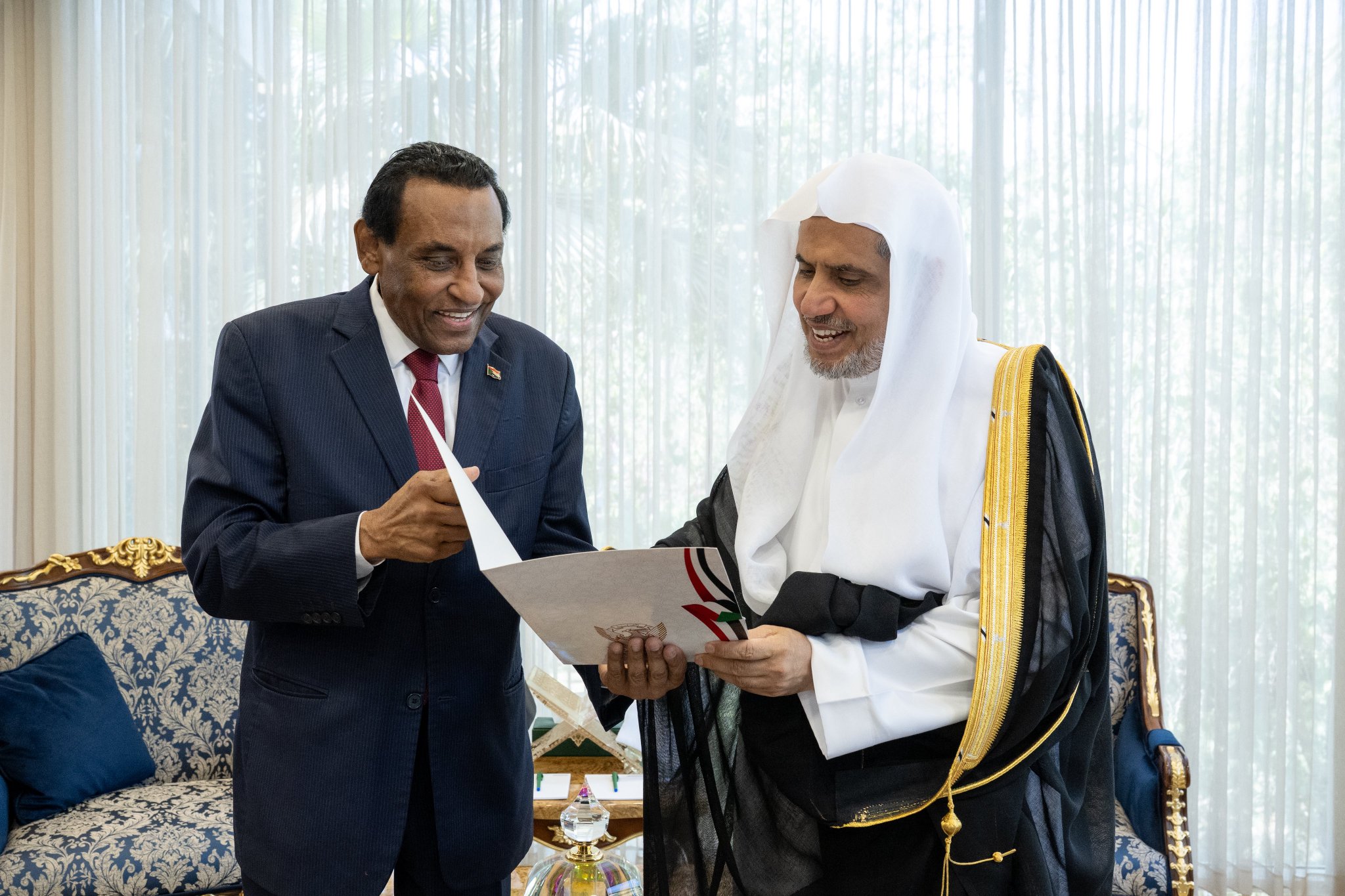 Le Secrétaire général de la Ligue islamique mondiale, Président de l’Organisation des savants musulmans, le cheikh Mohammed Al-Issa, a reçu, au siège de la Ligue à Riyad, le Premier ministre de la République du Soudan,   M. Kamel Idriss.
