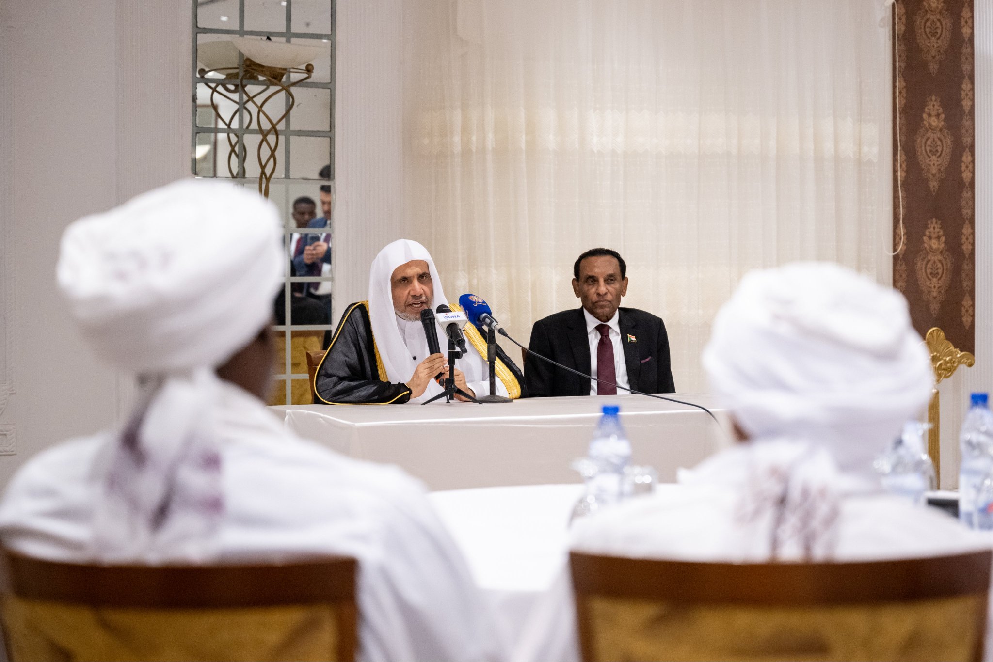 ‏التقى معالي الأمين العام، رئيس هيئة علماء المسلمين، فضيلة الشيخ د.⁧‫محمد العيسى‬⁩ ⁦‬⁩، وفدَ علماء جمهورية السودان