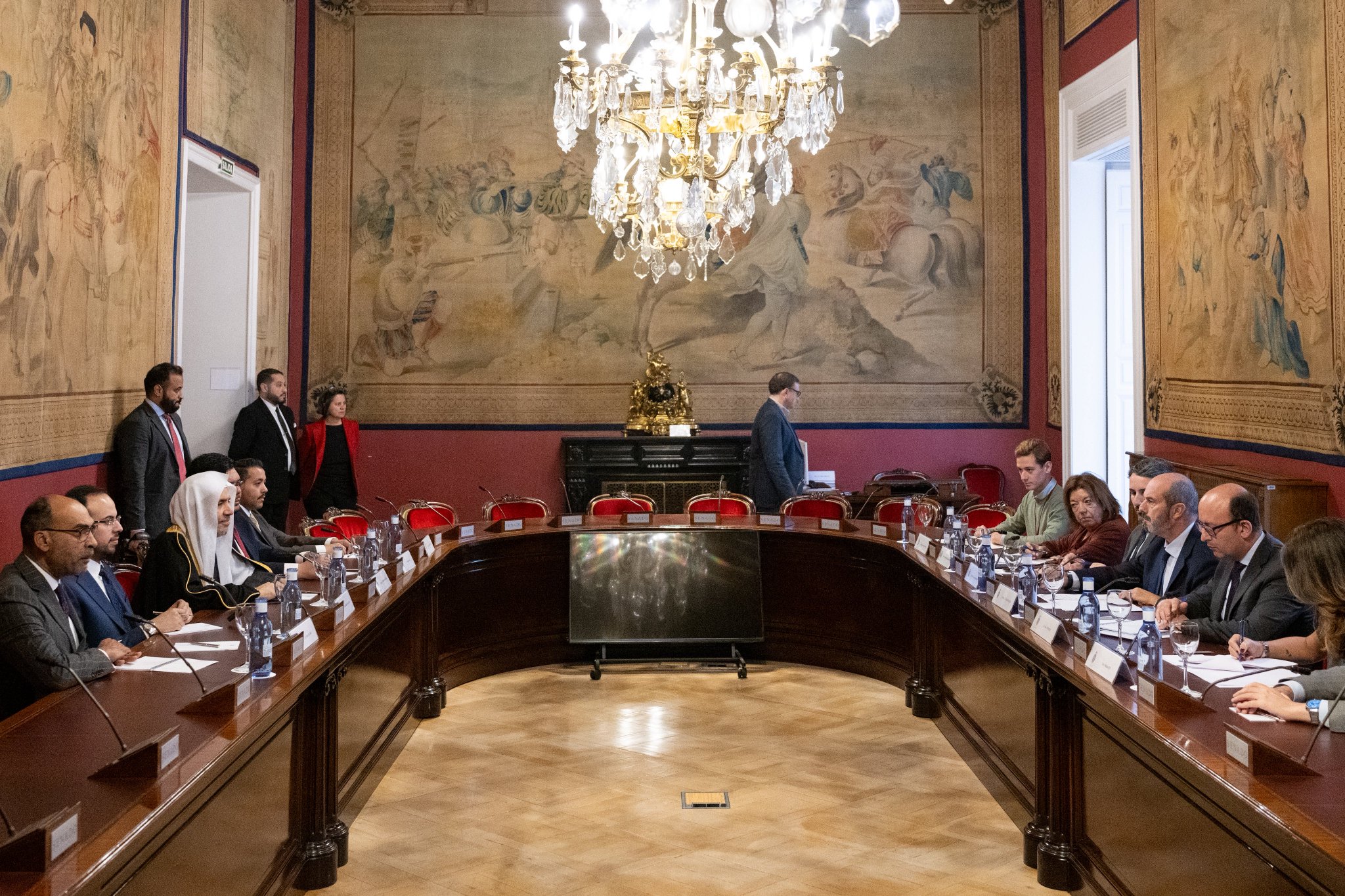 التقى معالي الأمين العام، رئيس هيئة علماء المسلمين، الشيخ د.⁧‫محمد العيسى‬⁩ ⁦‪‬⁩، في مقرّ مجلس الشيوخ الإسباني بالعاصمة مدريد، معالي رئيسه السيد بيدرو رويان