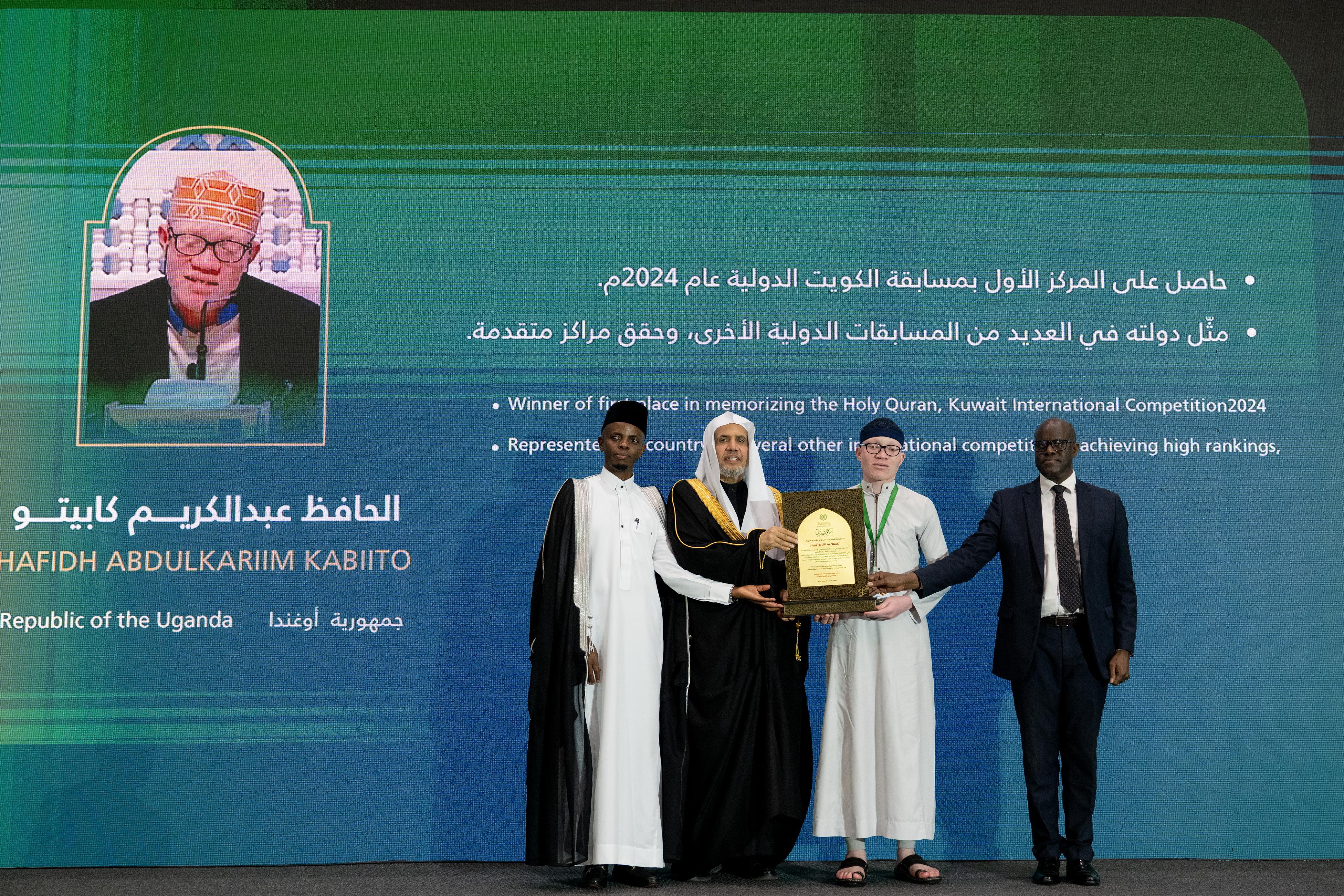 Cheikh Alissa assiste à la remise de diplômes de 70000 mémorisateurs et mémorisatrices du Noble Coran au Rwanda.