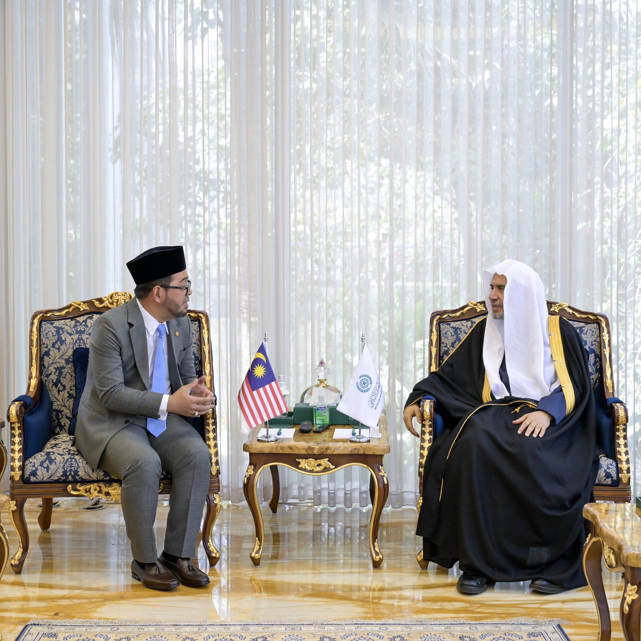 استقبل معالي الأمين العام، رئيس هيئة علماء المسلمين، فضيلة الشيخ د.⁧‫محمد العيسى‬⁩ ⁦‪‬⁩، ظُهرَ اليوم، معاليَ وزير الشؤون الدينية الماليزيّ، الدكتور ذو الكفل بن حسن، بحضور سعادة سفير ماليزيا لدى المملكة العربية السعودية، السيد داتو سيد بكري