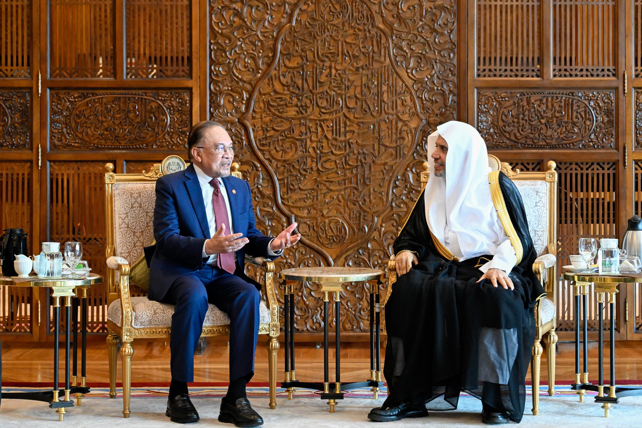 El Primer Ministro de Malasia, Dato’ Seri Anwar Ibrahim, recibió esta tarde, en el palacio presidencial de la capital, Kuala Lumpur, al Secretario General, Presidente del Consejo de Ulemas, el Sheij Mohammed Al-Issa