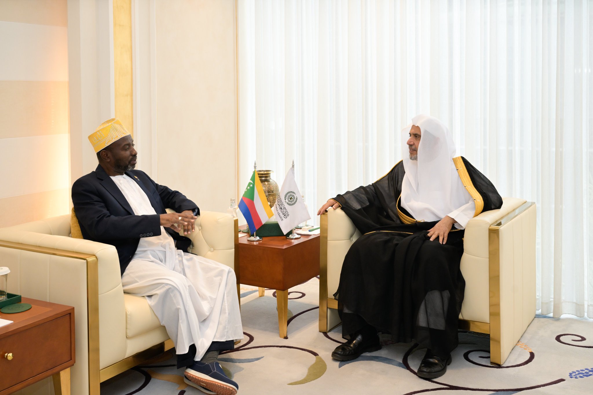 El Secretario General de la Liga del Mundo Islámico, Presidente del Consejo de Ulemas, el Sheij Dr. Mohammed Al-Issa , recibió hoy al Embajador de la Unión de las Comoras ante el Reino de Arabia Saudita, el Sr. Issa Soulé M'madi