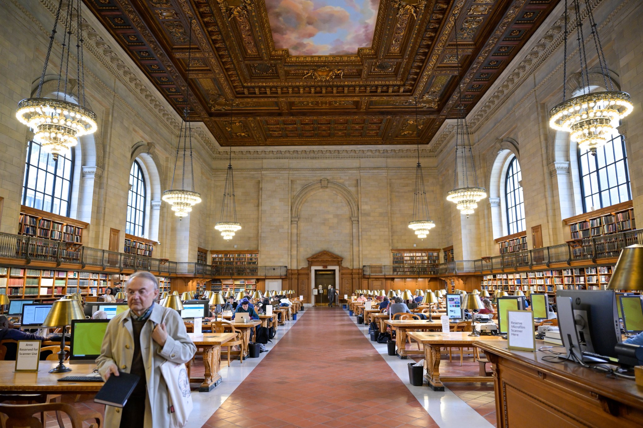 At one of the world’s three largest libraries, the New York Public Library hosted H.E. Sheikh Dr. Mohammed Al-Issa , Secretary-General of the MWL, He was received by the Library’s President, along with a number of senior officials