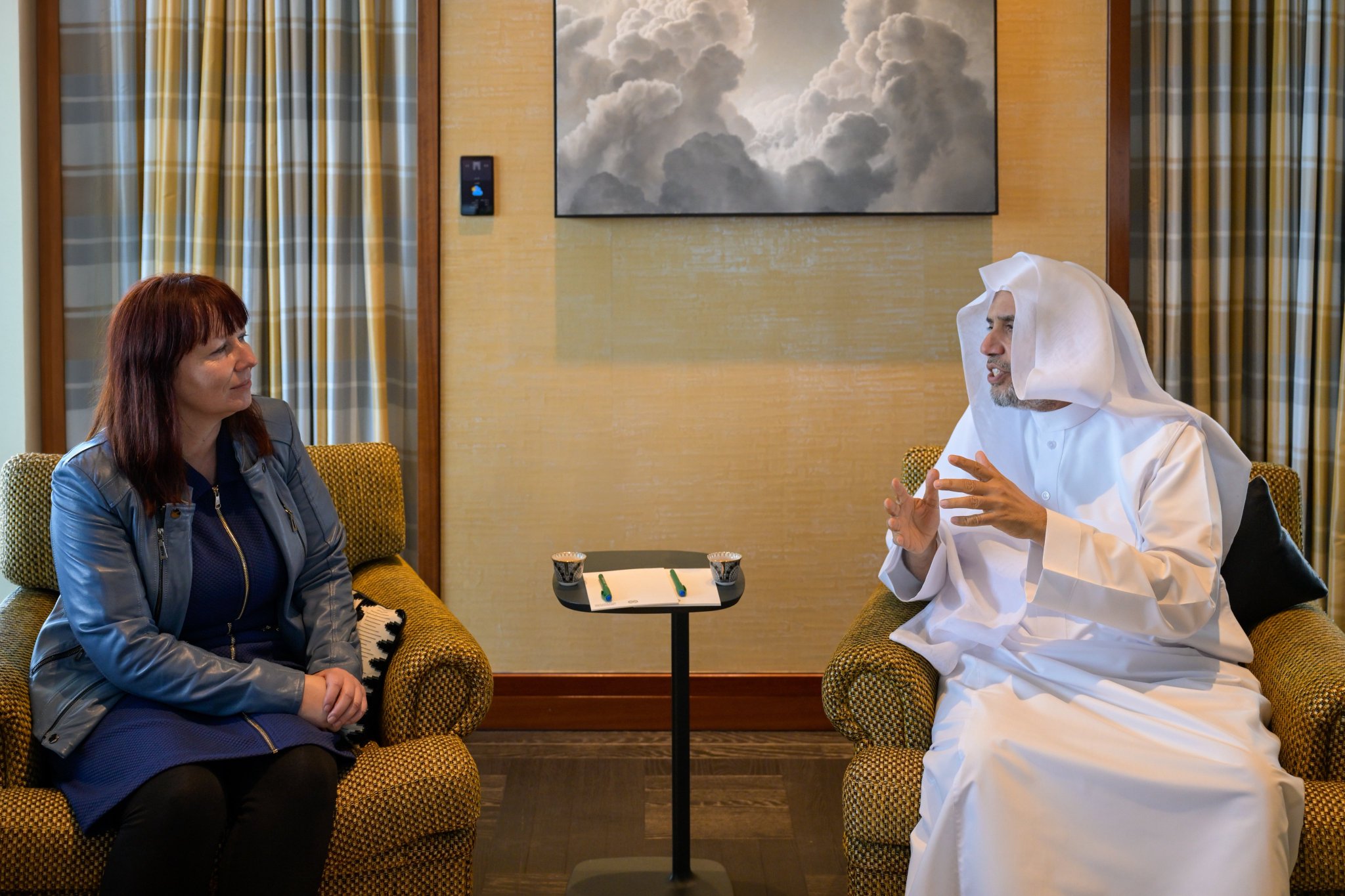 ‏استقبلَ معالي الأمين العام، رئيس هيئة علماء المسلمين، فضيلة الشيخ د.⁧‫محمد العيسى‬⁩ ‬⁩، في مقرّ إقامته، السيدةَ ميريام فاغنر، المدير التنفيذي لمعهد وولف المرموق بجامعة كامبريدج، والسيد ريك سوفير